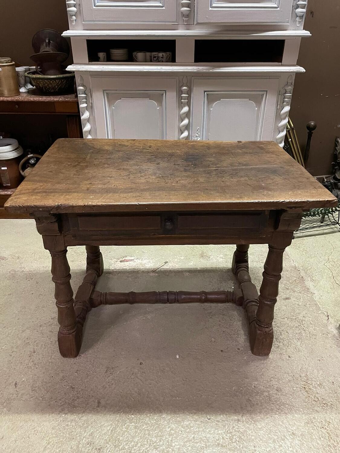 Table de changeur à un tiroir en ceinture plateau de noyer sur un piètement balustre en chêne, XVIIème - 80 x 111 x 71 cm (restaurations)