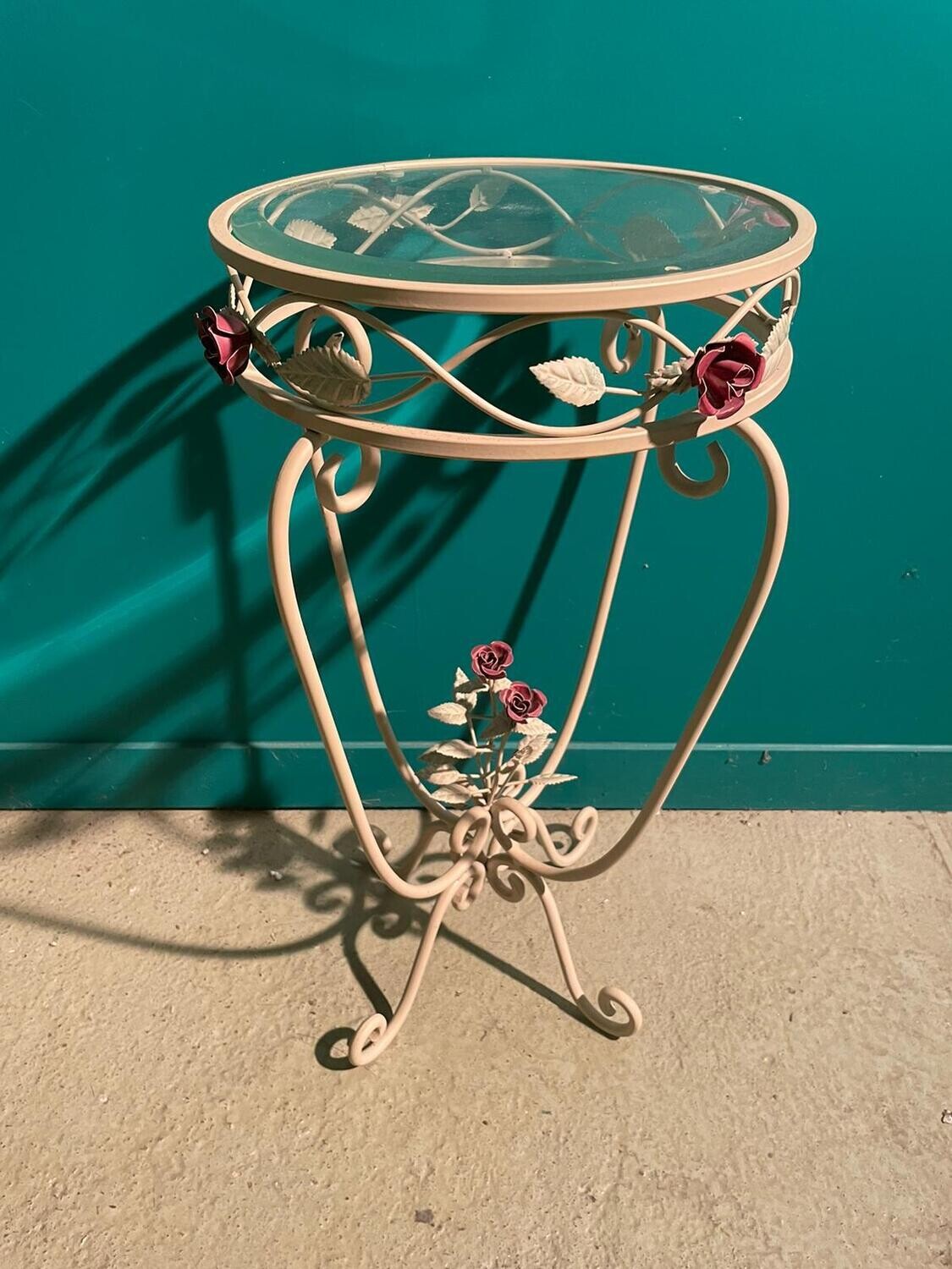Guéridon en fer forgé à décor de roses H 73.5