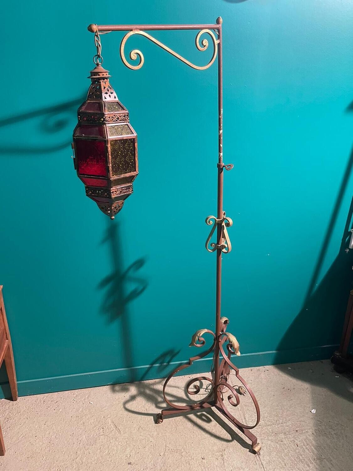 Lampadaire en fer forgé - potence avec abat-jour en verre - H 175 cm