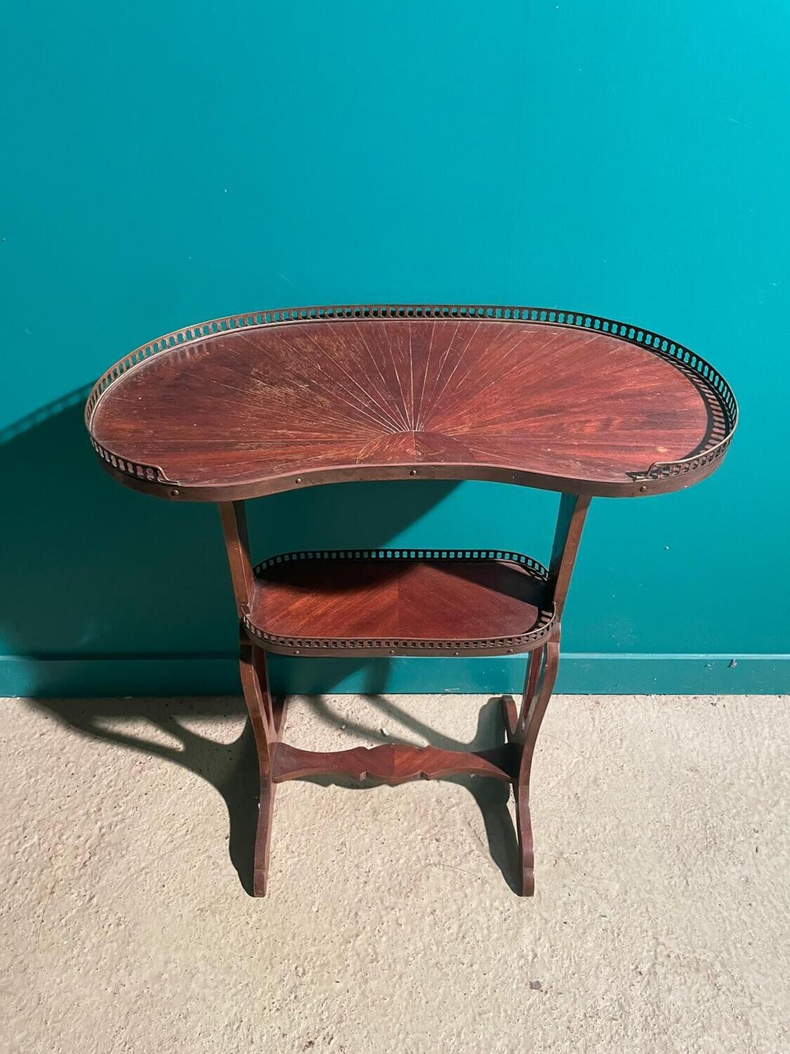 Table rognon en acajou à double plateau. Pieds patin. début XX°. 74 x 62 x 30 cm