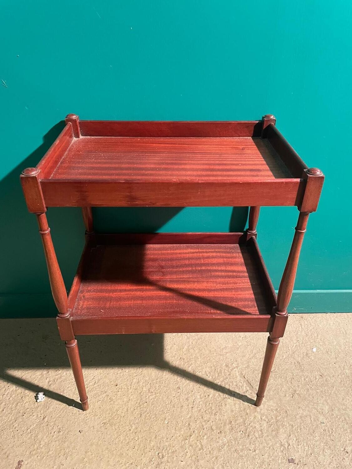 Travailleuse en acajou, deux tablettes à rebord.XX°. 69 x 47 x 32 cm