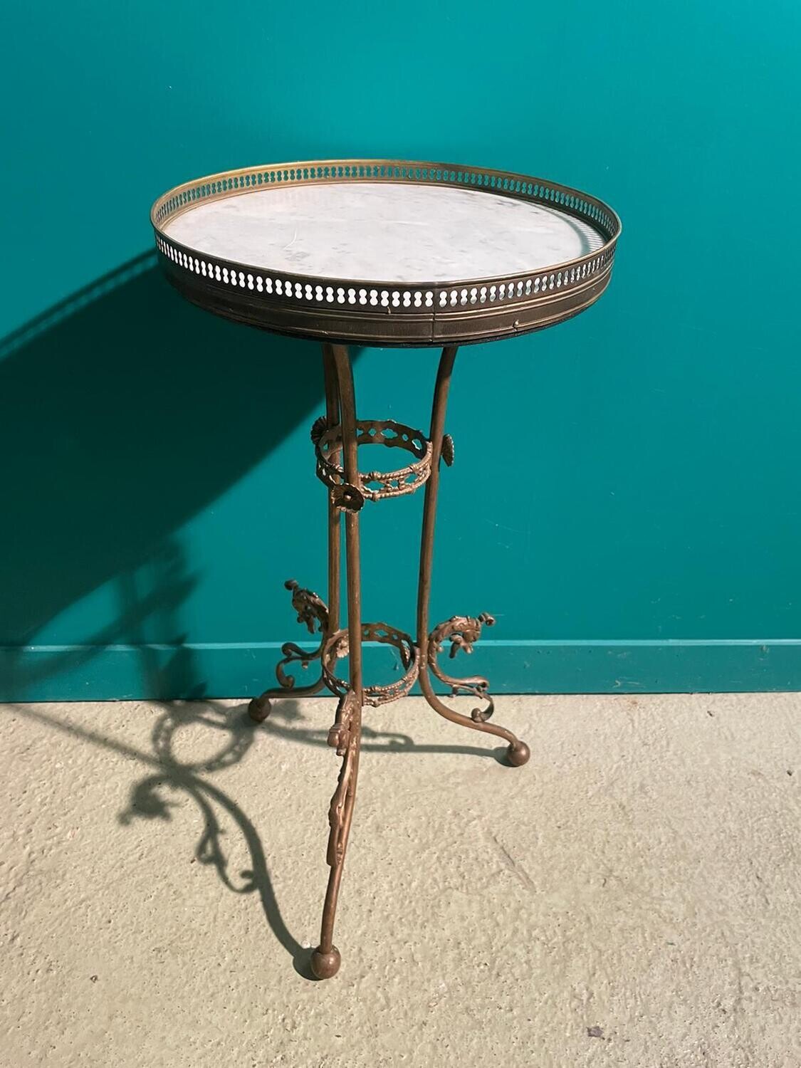 Table bouillotte tripode en laiton avec dessus marbre blanc - D 35 cm x H 73 cm