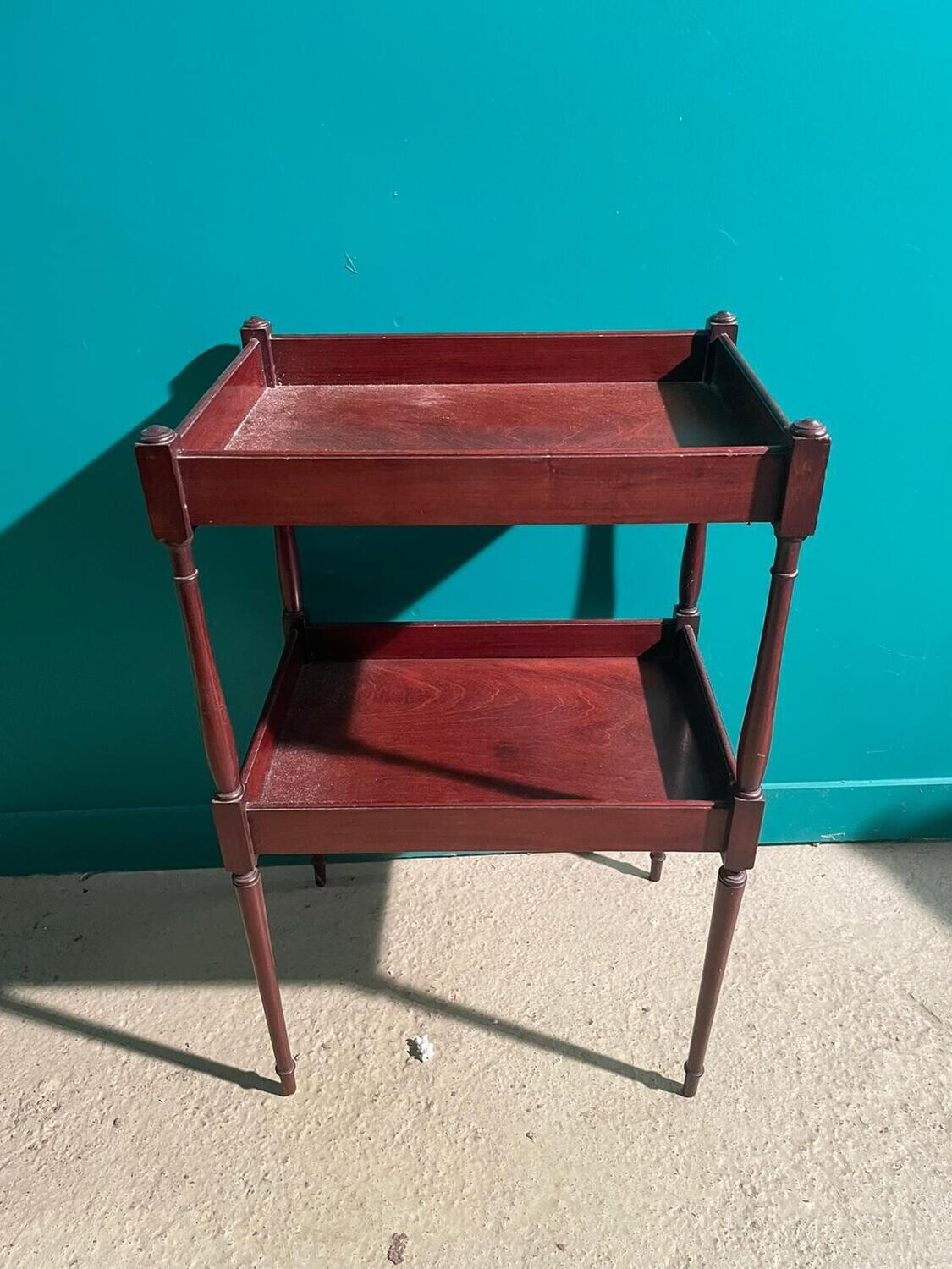 Travailleuse en acajou, deux tablettes à rebord - XX° - 71 x 43 x 30 cm