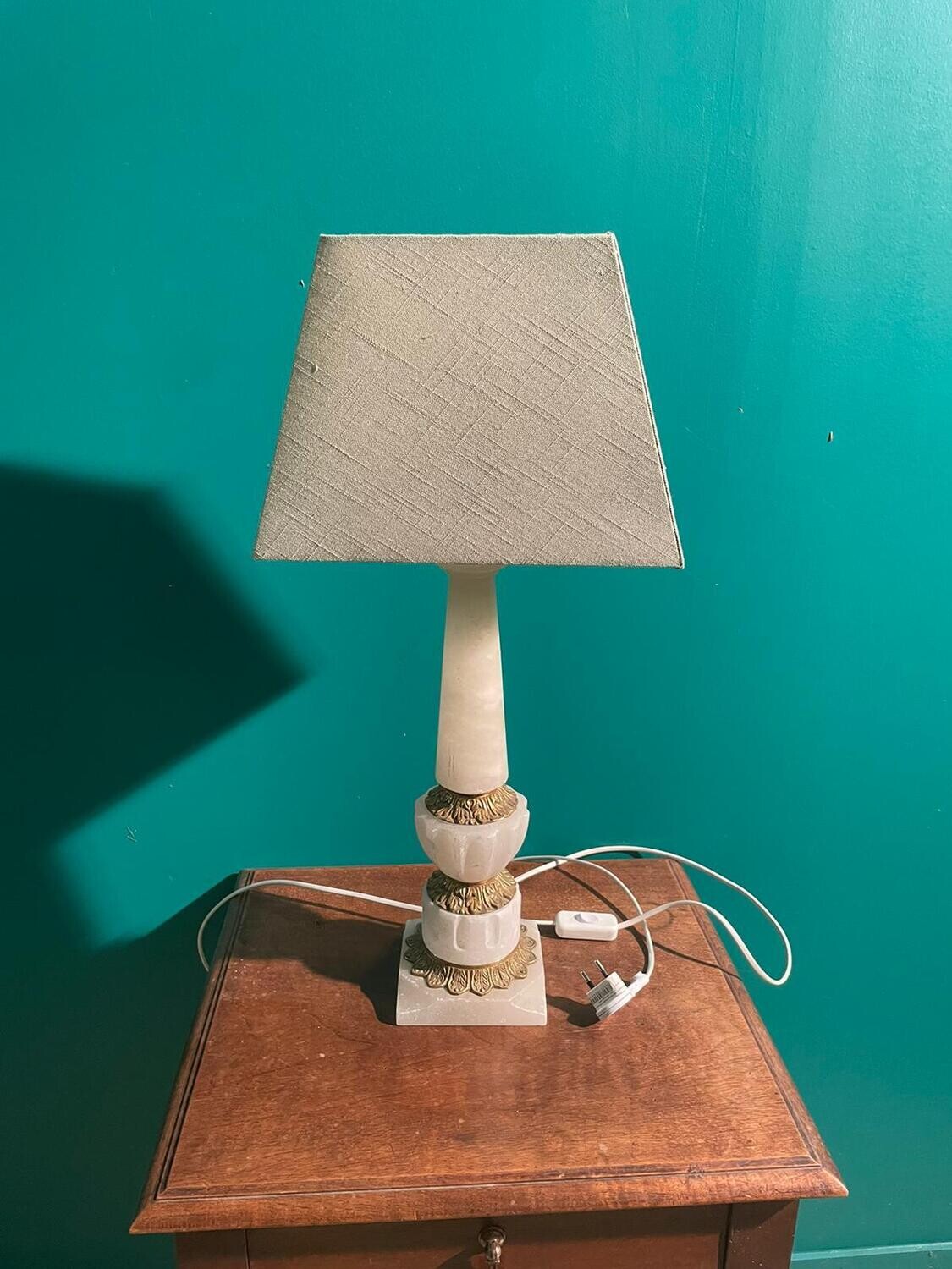 Lampe en albâtre avec détails doré - H 62 cm