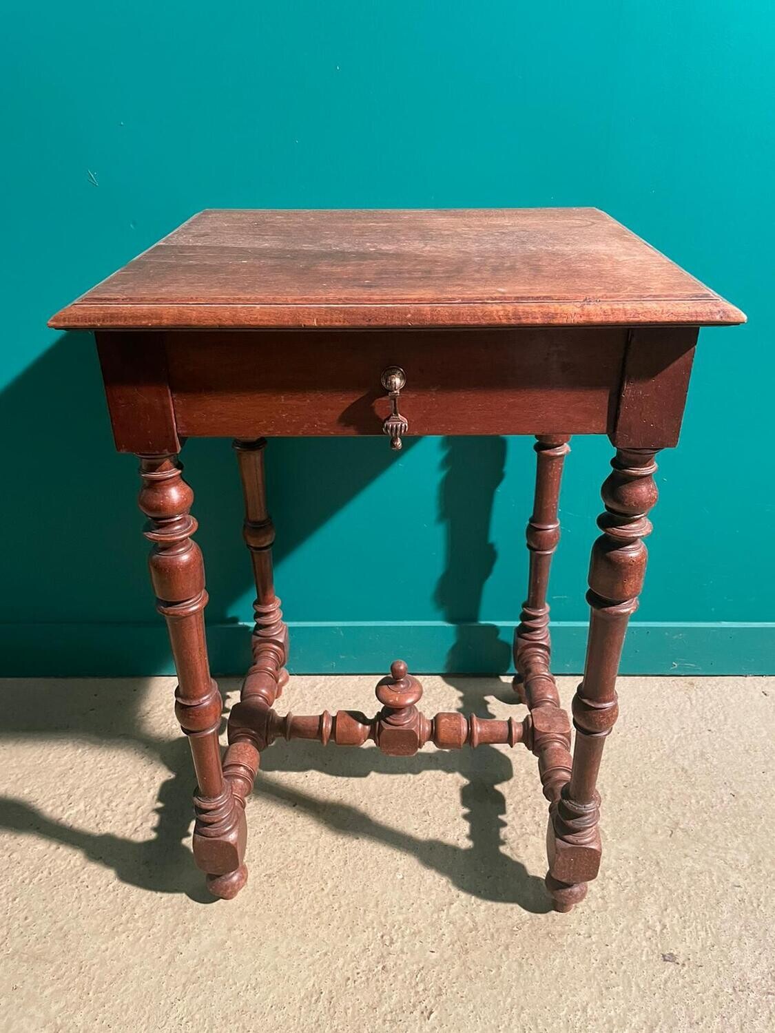 Table d'appoint ouvrant à un tiroir en ceinture - Style Louis XIII - 71 x 50 x 44 cm