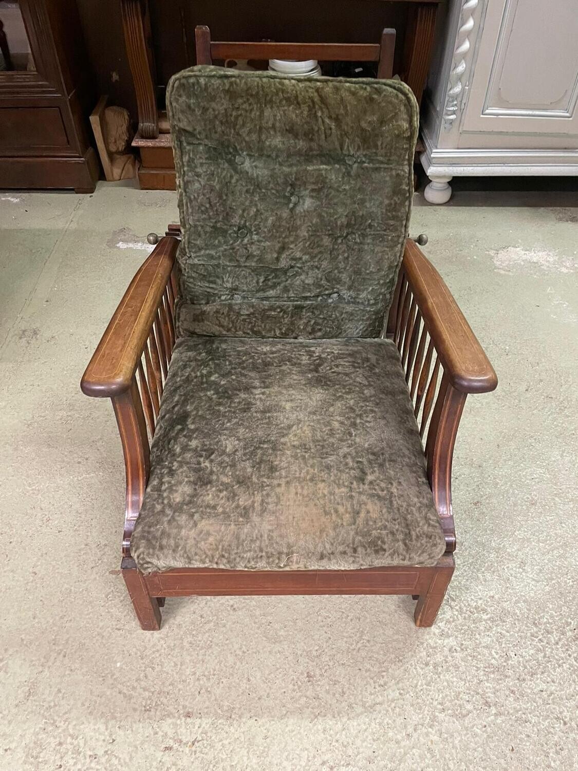 Fauteuil en bois avec garniture de rtissu en velours vert, dossier réglable et allongement des pieds possible - H 95 cm