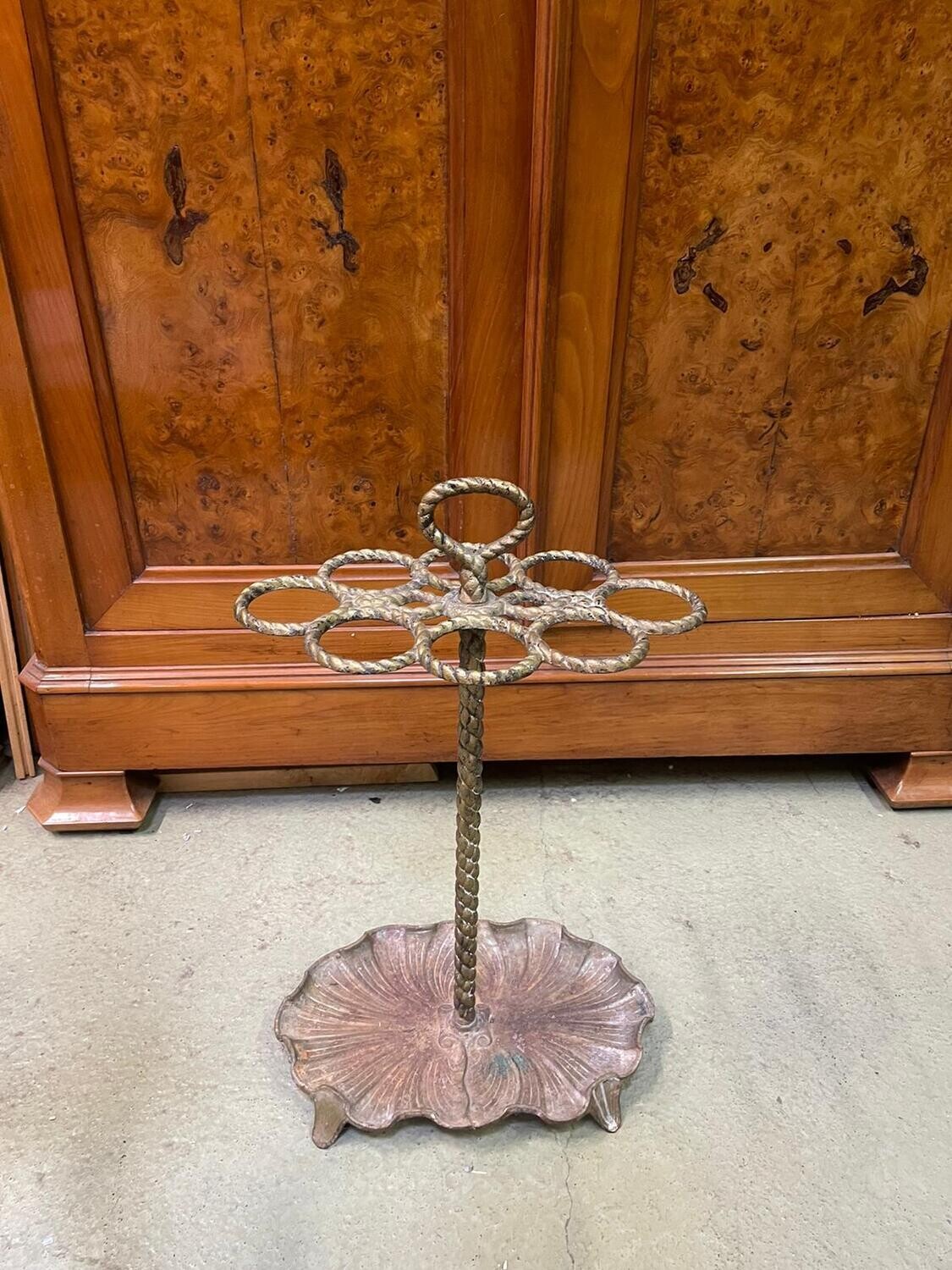 Porte-parapluie, en fonte de fer à patine dorée, terminé par une feuille figurant un nénuphar, Circa 1900- h : 69 cm
