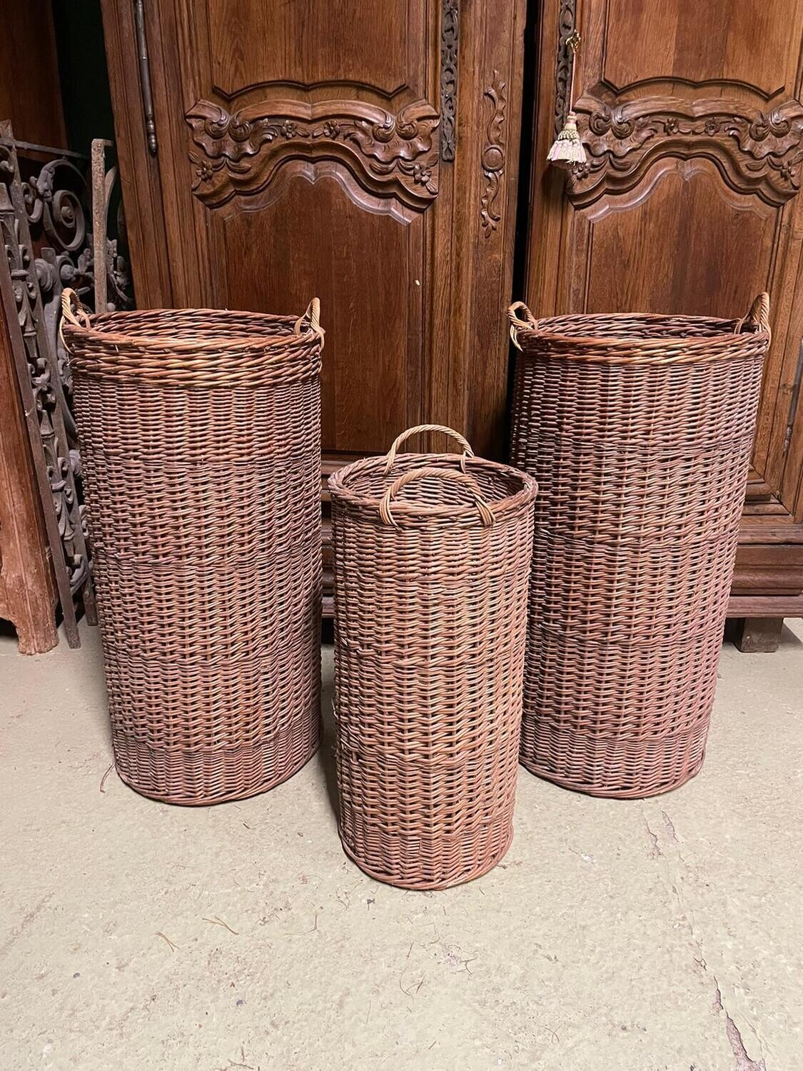 Trois corbeilles en osier - H 60 x D 30 cm et H 80 x D 40 cm