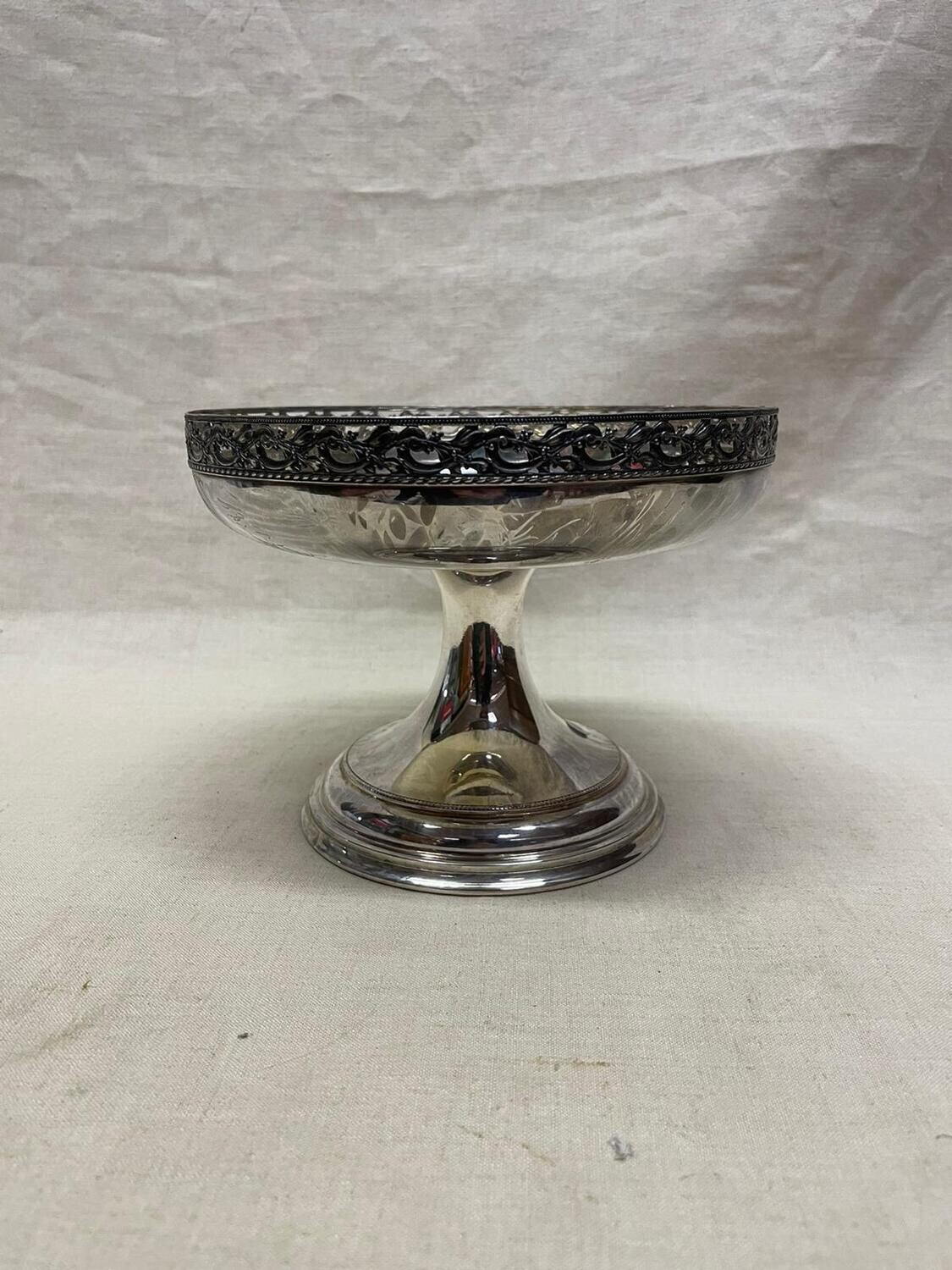 Coupe sur piédouche à décor d'une frise ajourée. H : 13 cm