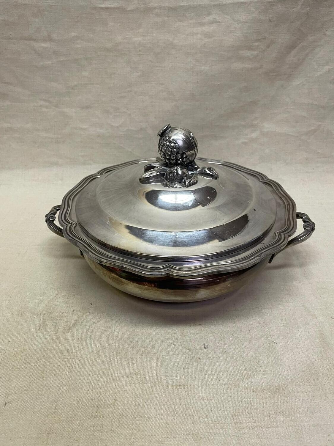 Bouillon couvert en métal argenté, deux prises latérales, frétel à décor d'une grenade. Diamètre : 23.5 cm H : 15 cm.