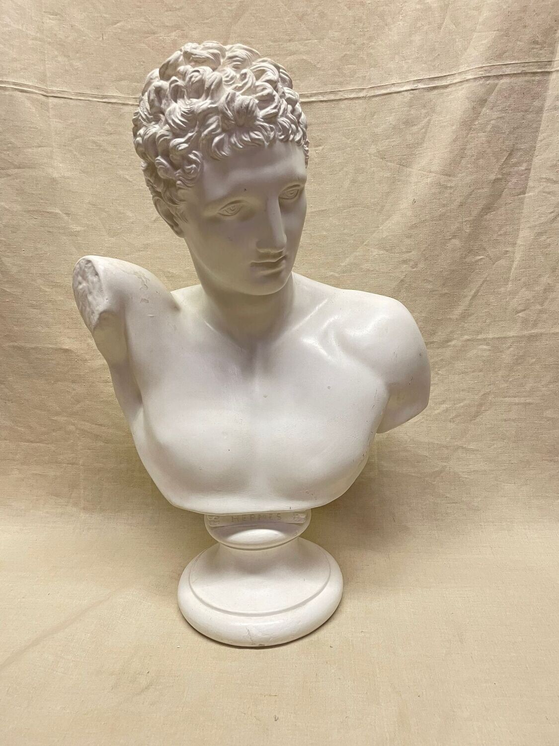 Buste d'Hermès en terre cuite sur piédouche. D'après sculpture antique "Hermès portant Dionysos enfant" (vers 330 av. J.-C) conservée au Musée Archéologique d'Olympie en Grèce. Hauteur : 53 cm