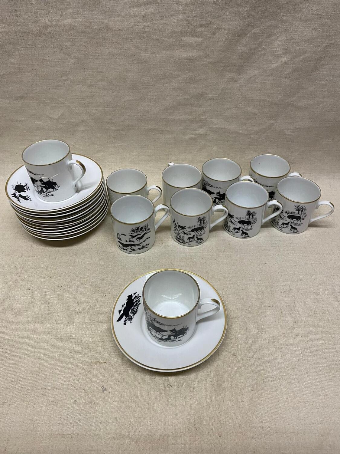 Ensemble de 10 tasses à moka avec leur soucoupe Au vase etrusque de Paris