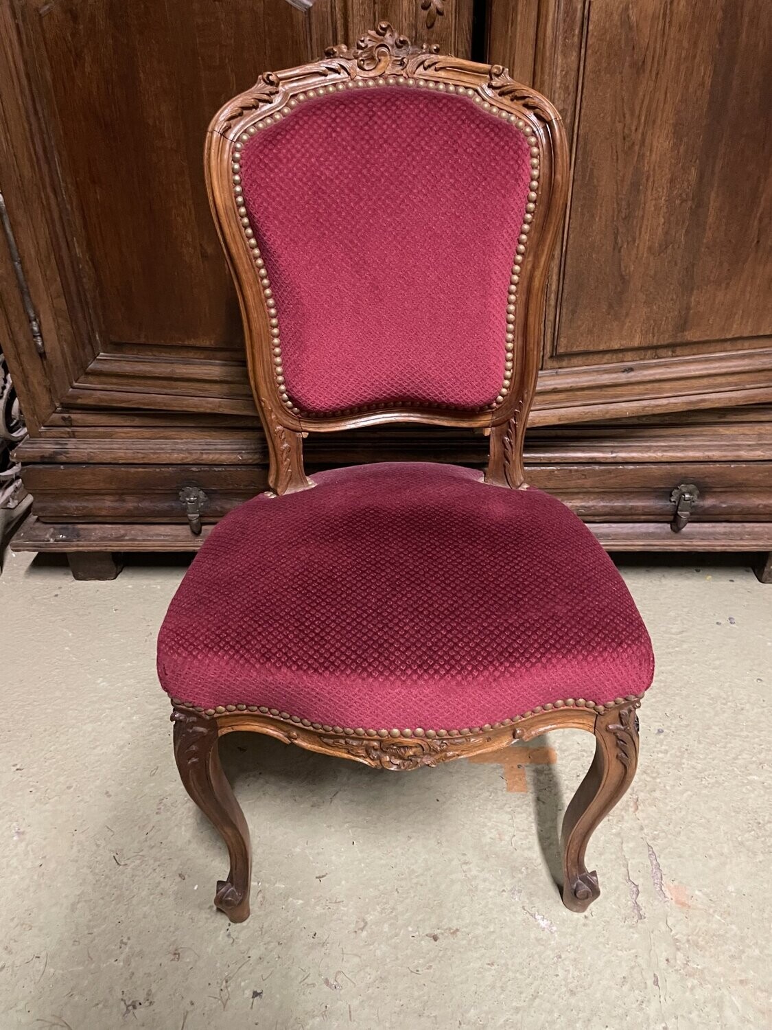 Chaise à la reine avec garniture rouge