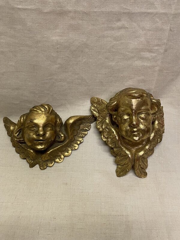 Réunion de deux têtes d'angelots en bois doré et sculpté. Travail fin XIXème