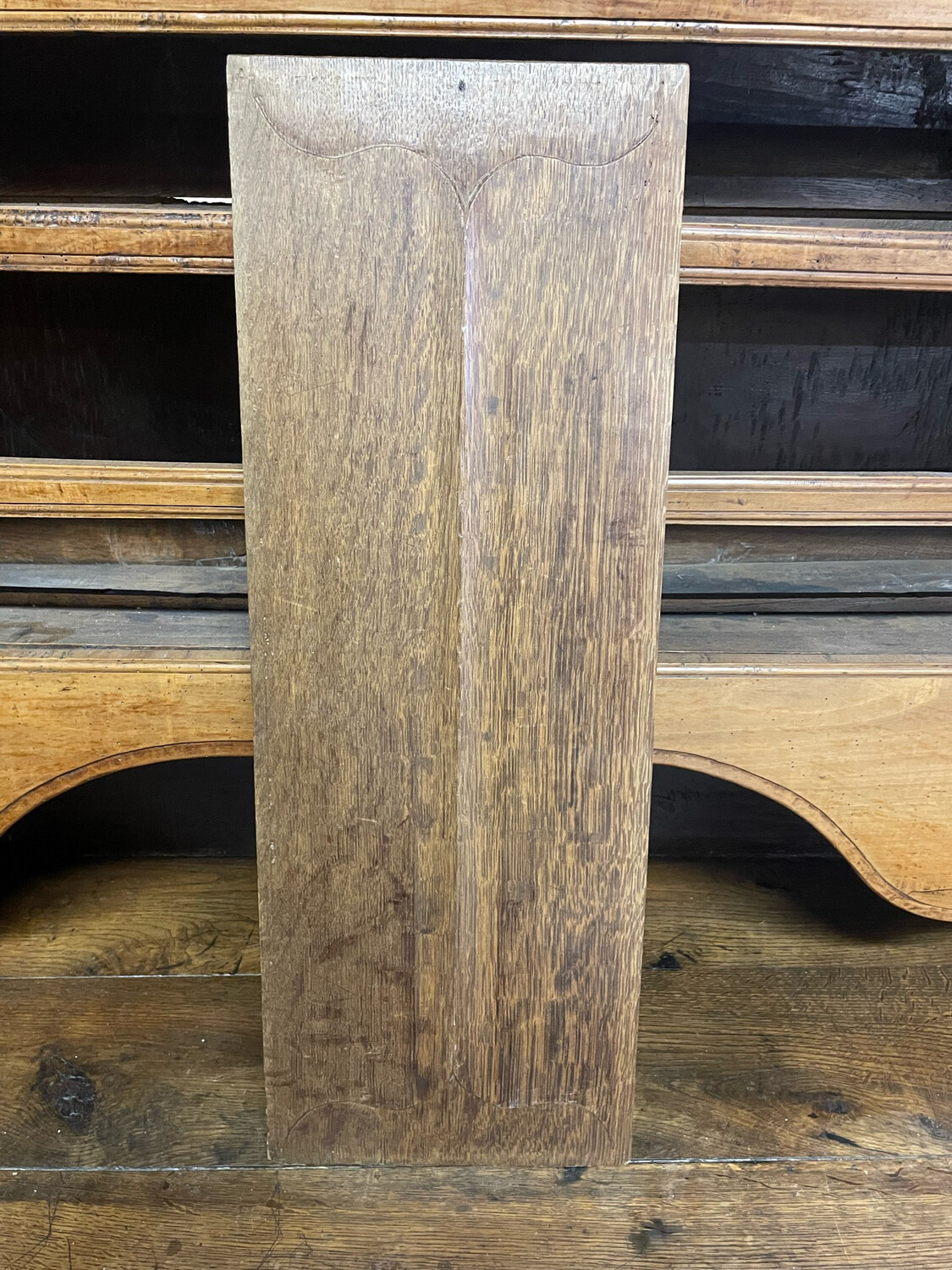 Panneau de meuble en chêne mouluré et sculpté XVIè/XVIIè s - 67 x 24,5 cm.