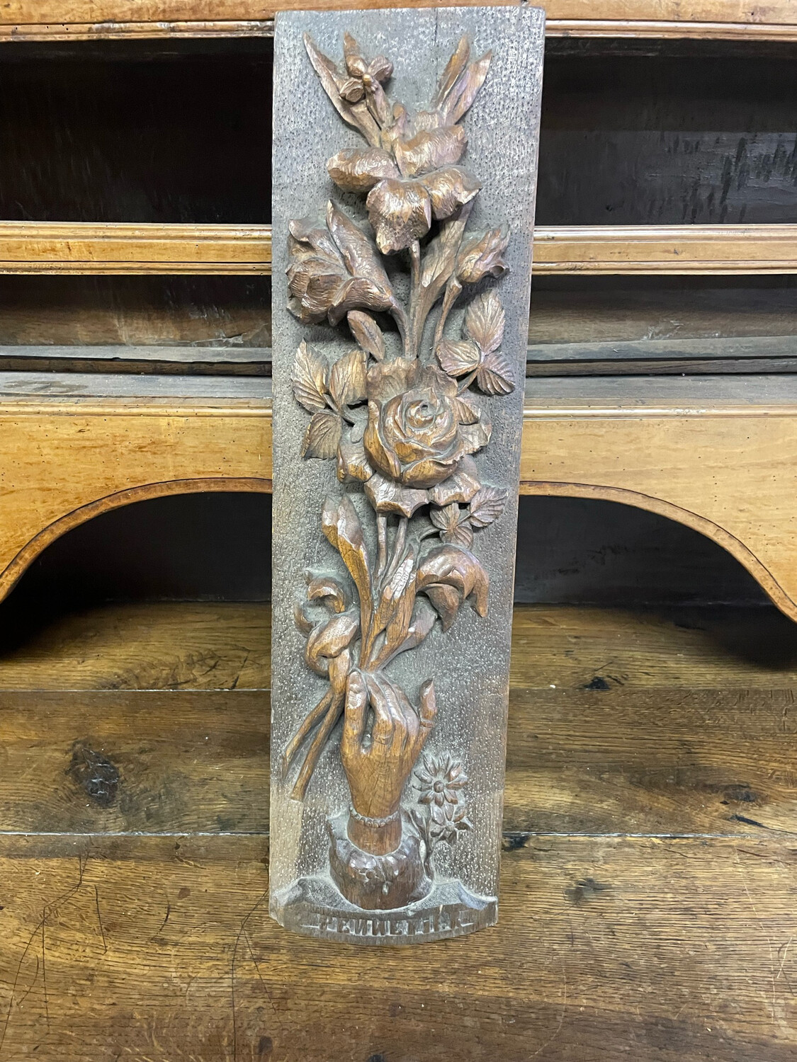 Panneau en bois sculpté, représentant une main tenant des roses. Signés PENNETIER Juillet 1960 - 59x16cm
