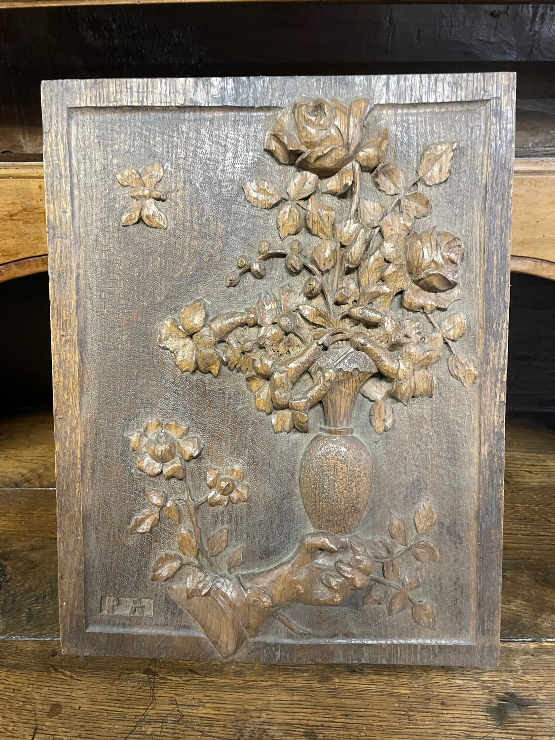 Panneau en bois sculpté, représentant une main tenant des roses. Signés PENNETIER, Mars 1961- 30x39cm