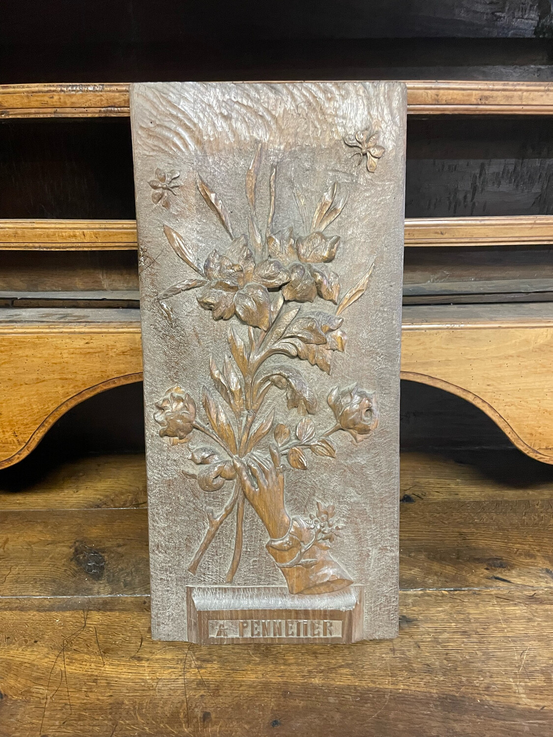 Panneau en bois sculpté, représentant une main tenant des roses. Signés PENNETIER, Janvier 1961- 60x29cm