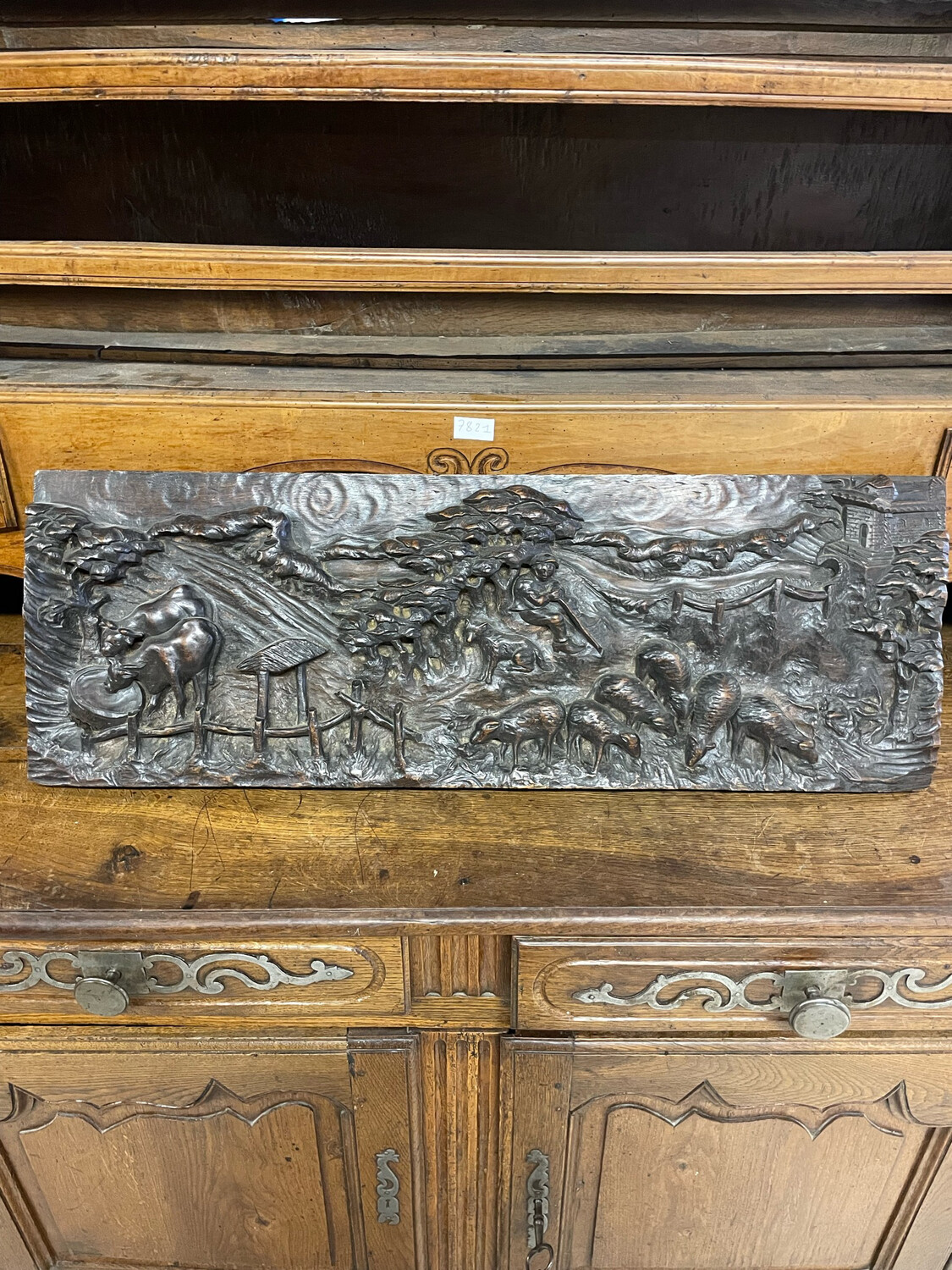 Panneau en bois sculpté représentant un berger, attribué à PENNETIER. 29x82.5 cm