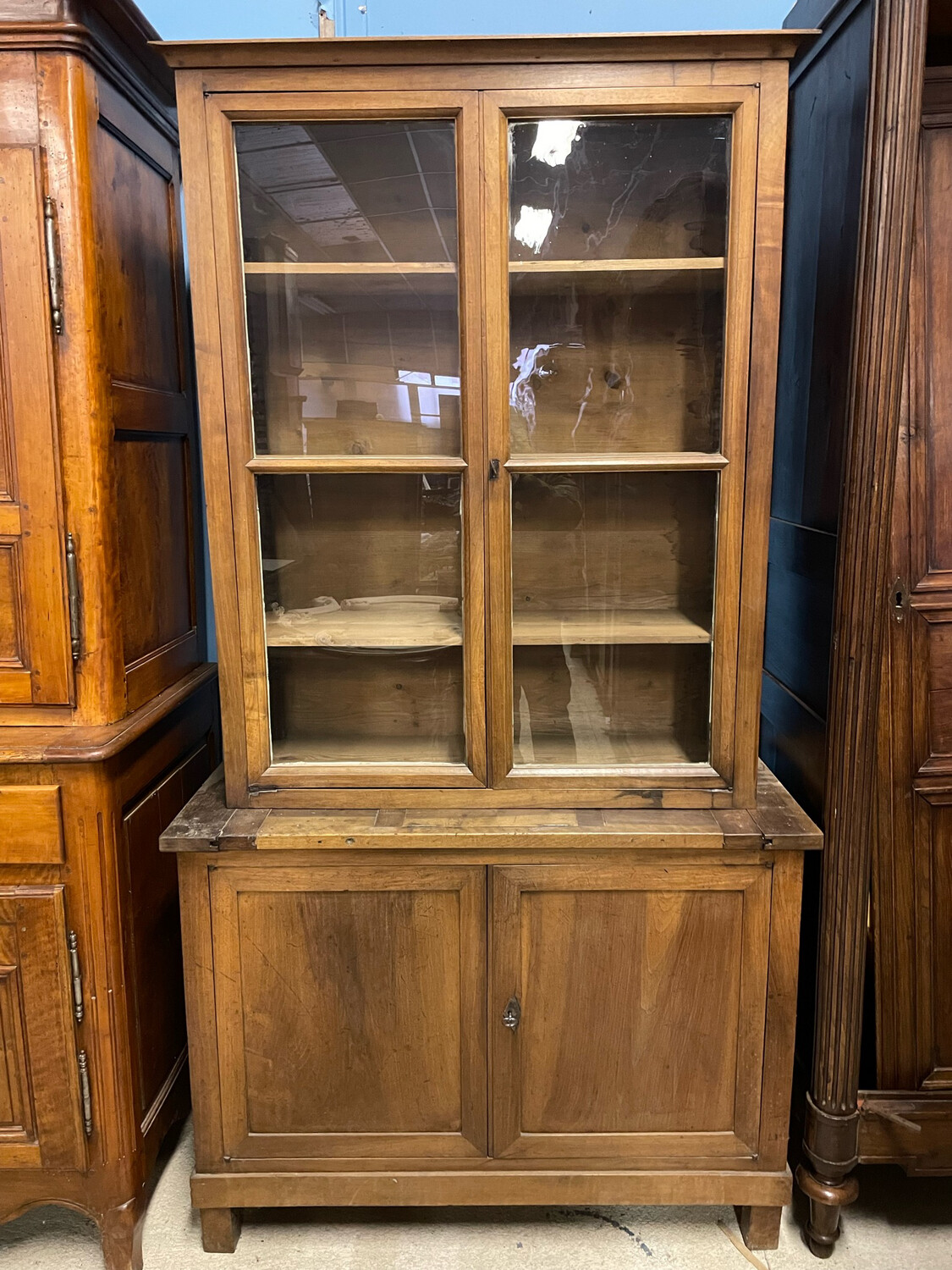 Buffet deux corps en bois, 2 portes vitrées - Bas buffet : H86x114xP55 cm - Hauteur maximale : 215 cm