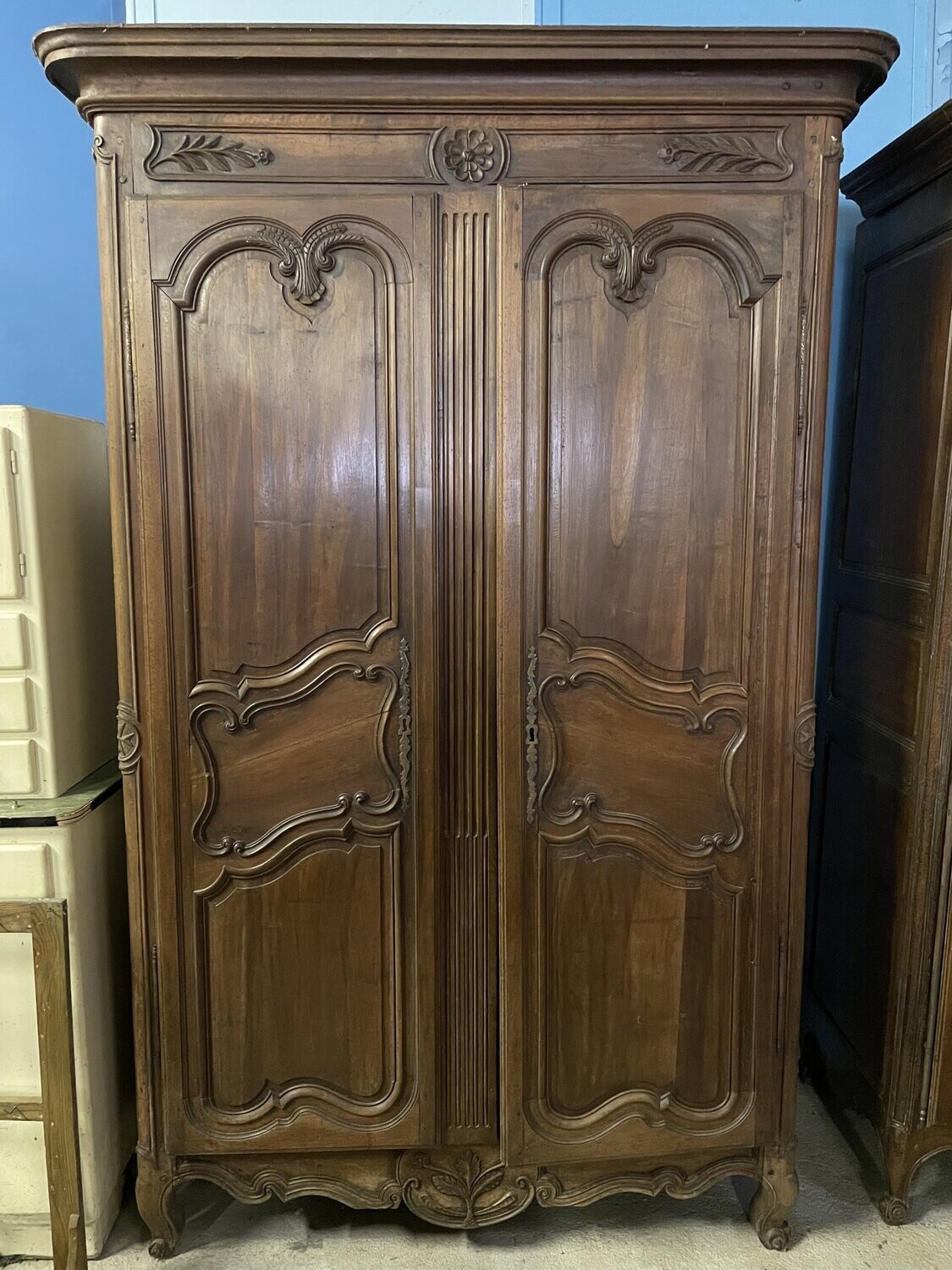 Armoire à deux portes en bois mouluré et sculpté de motifs floraux et de croix de Malte - XVIII - 245 x 160 x 63 cm