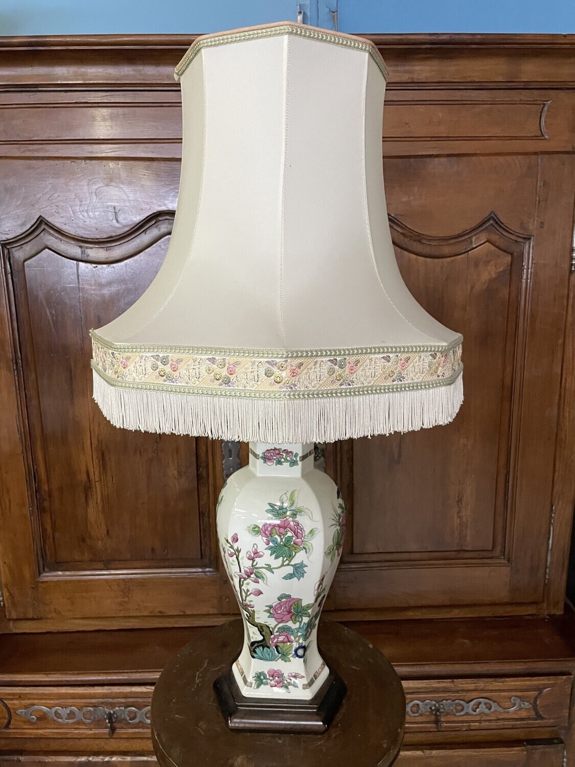 Lampe en porcelaine à décor floral d'inspiration asiatique - 79 cm.