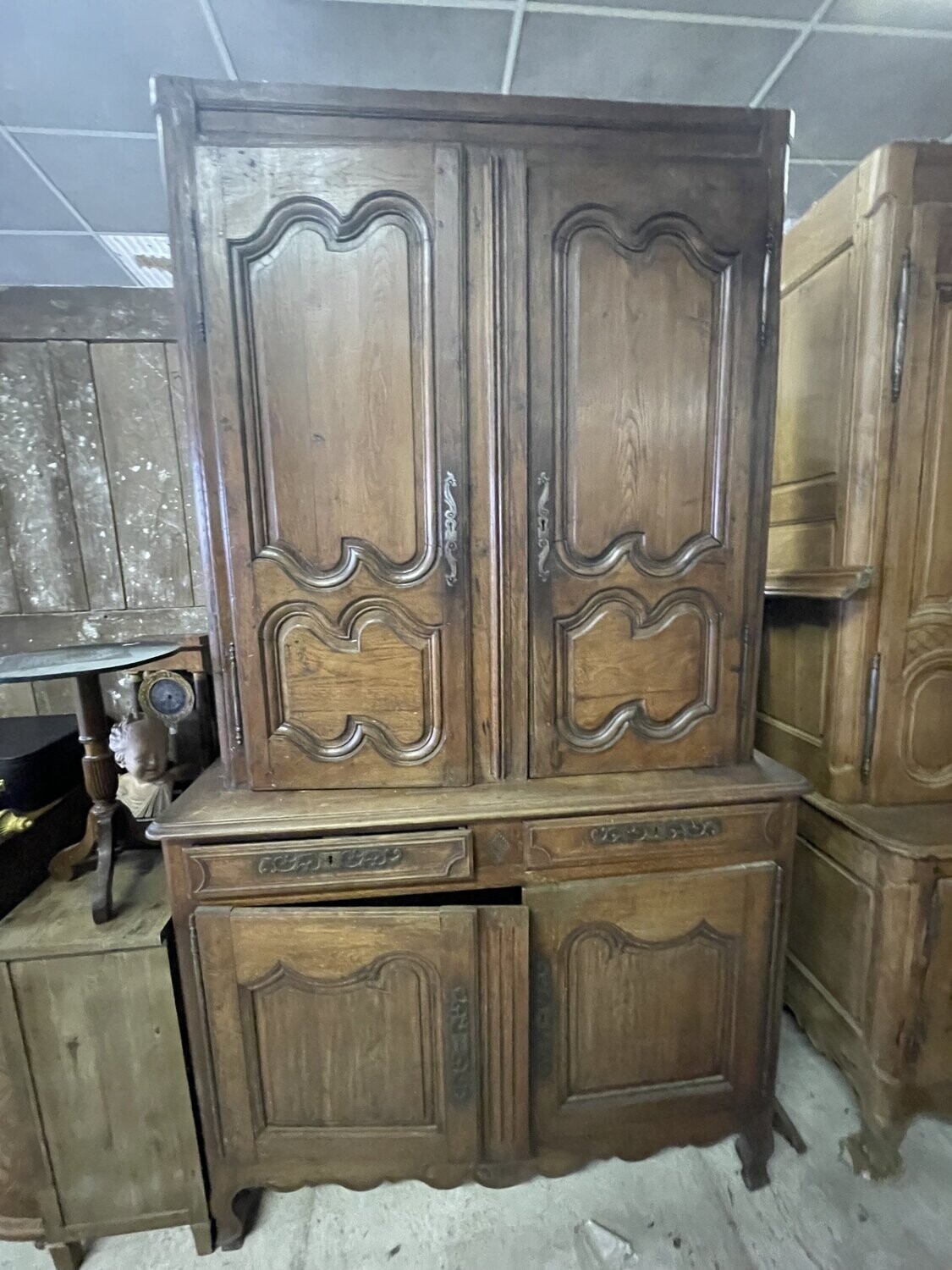 Buffet deux corps en bois mouluré et sculpté - XVIIIème - 109 x 137 x 58 - et H max - 241 cm