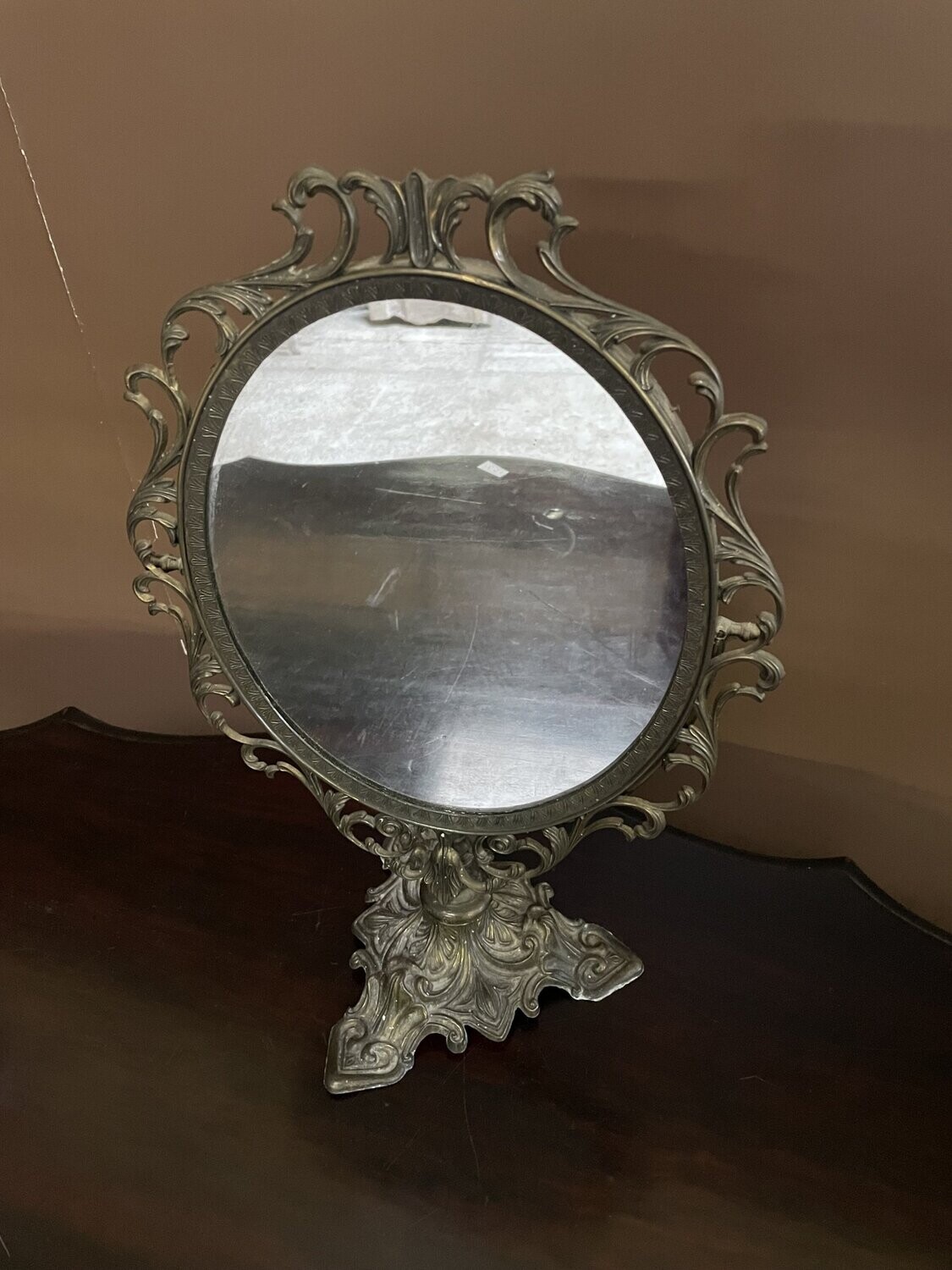 Miroir de table en métal doré de style rocaille. H : 47 cm.