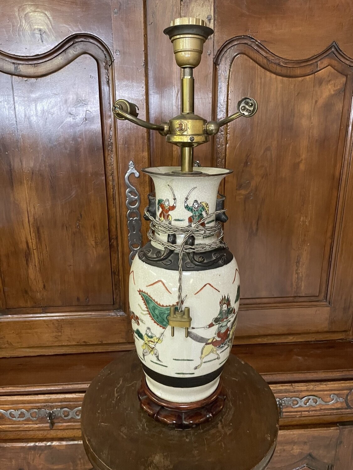 CHINE vase en porcelaine monté en lampe, à décor de guerrier, H du vase : 35 cm.