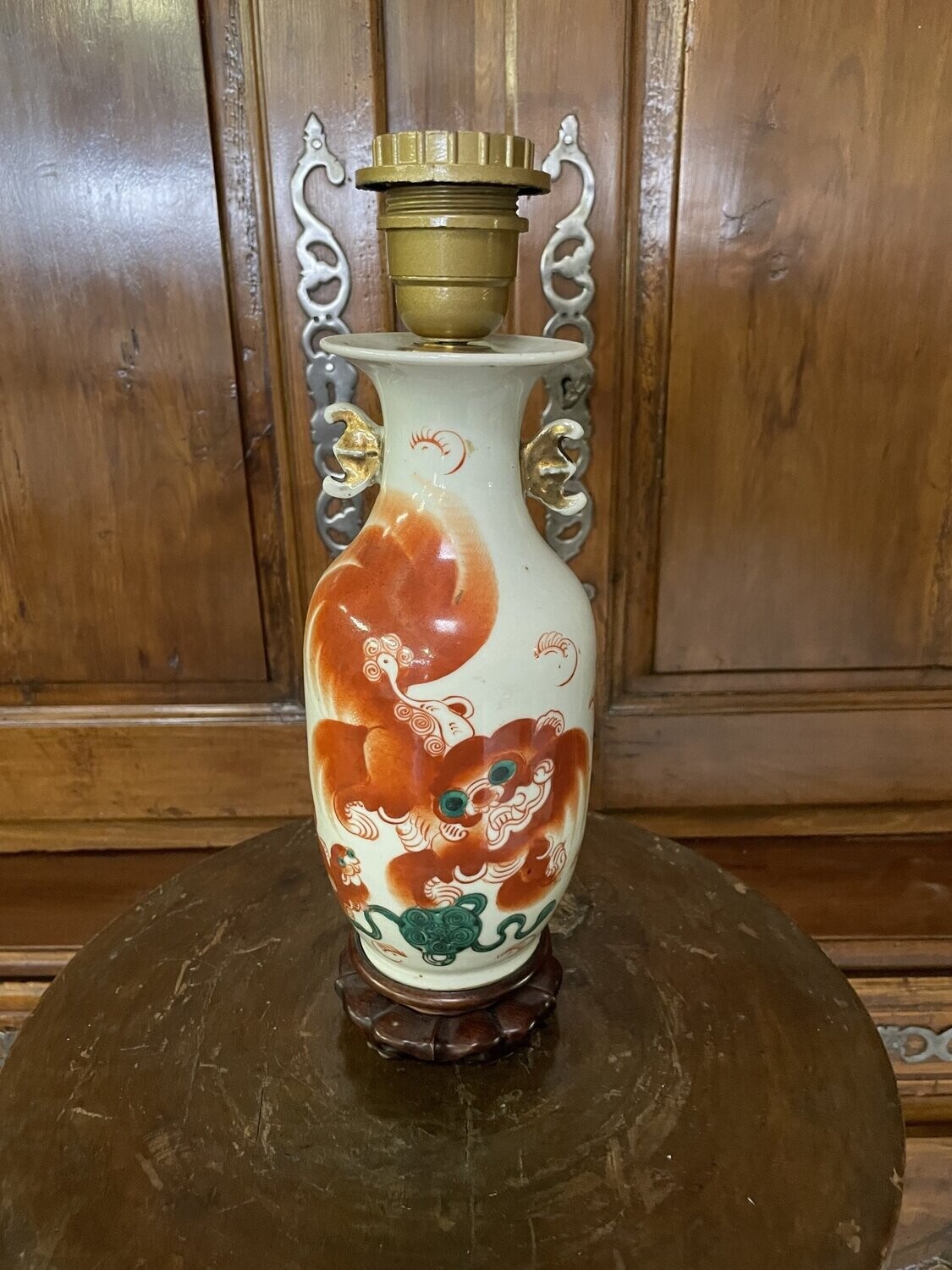 CHINE petit vase en porcelaine à décor de quilin, monté en lampe - 26 cm