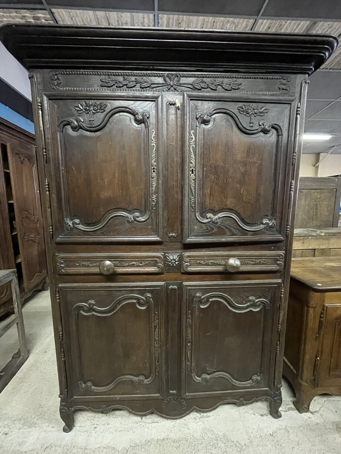 Buffet en chêne mouluré et sculpté, ouvrant à quatre vantaux et deux tiroirs en ceinture - XVIIIème - 224 x 164 x 59 cm