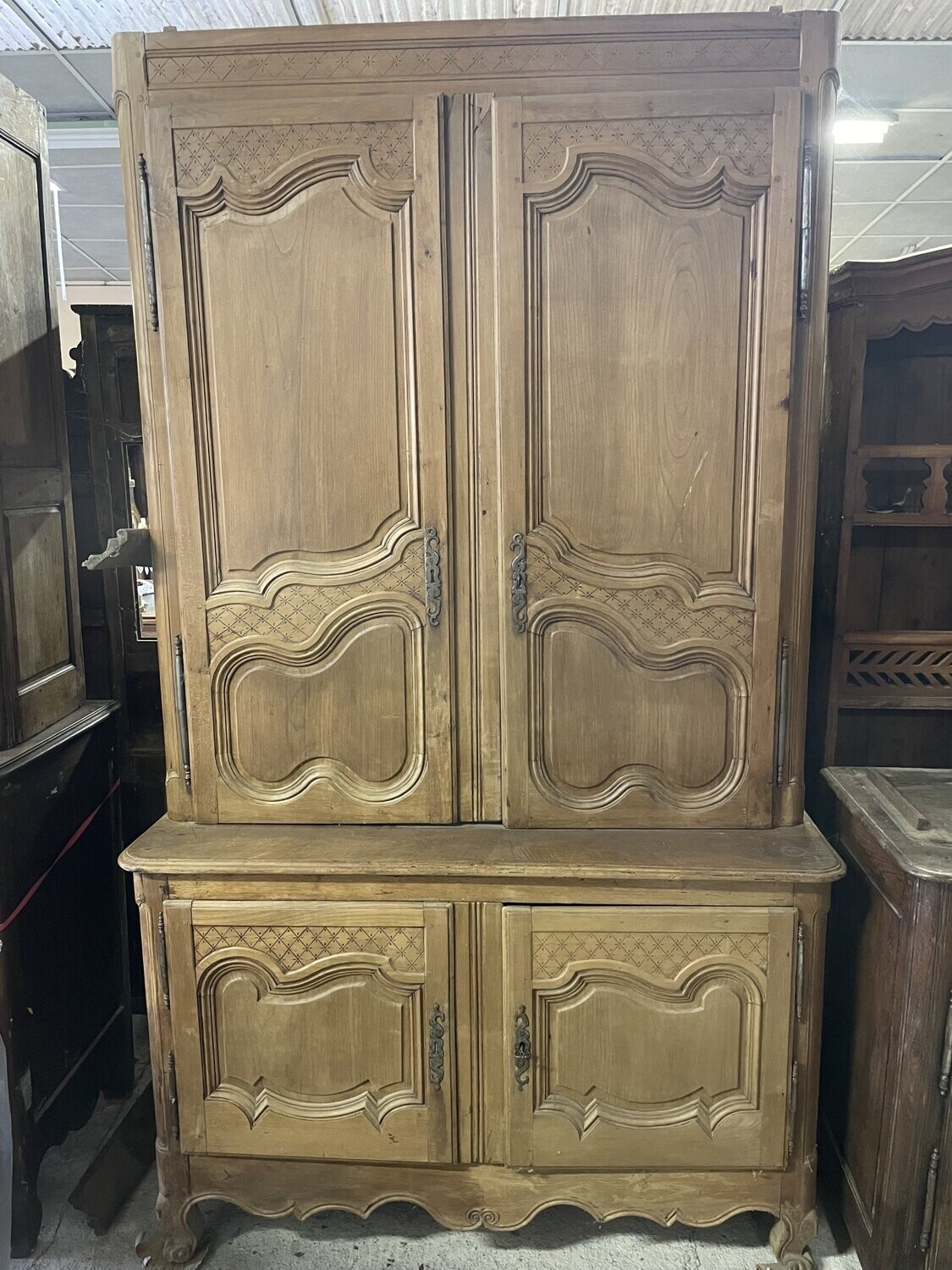 Buffet à deux corps en noyer clair mouluré et sculpté, il ouvre à deux vantaux en partie supérieure et deux portes en partie inferieure - XVIIIème - 252 x 142 x 68 - Bas H 91 cm