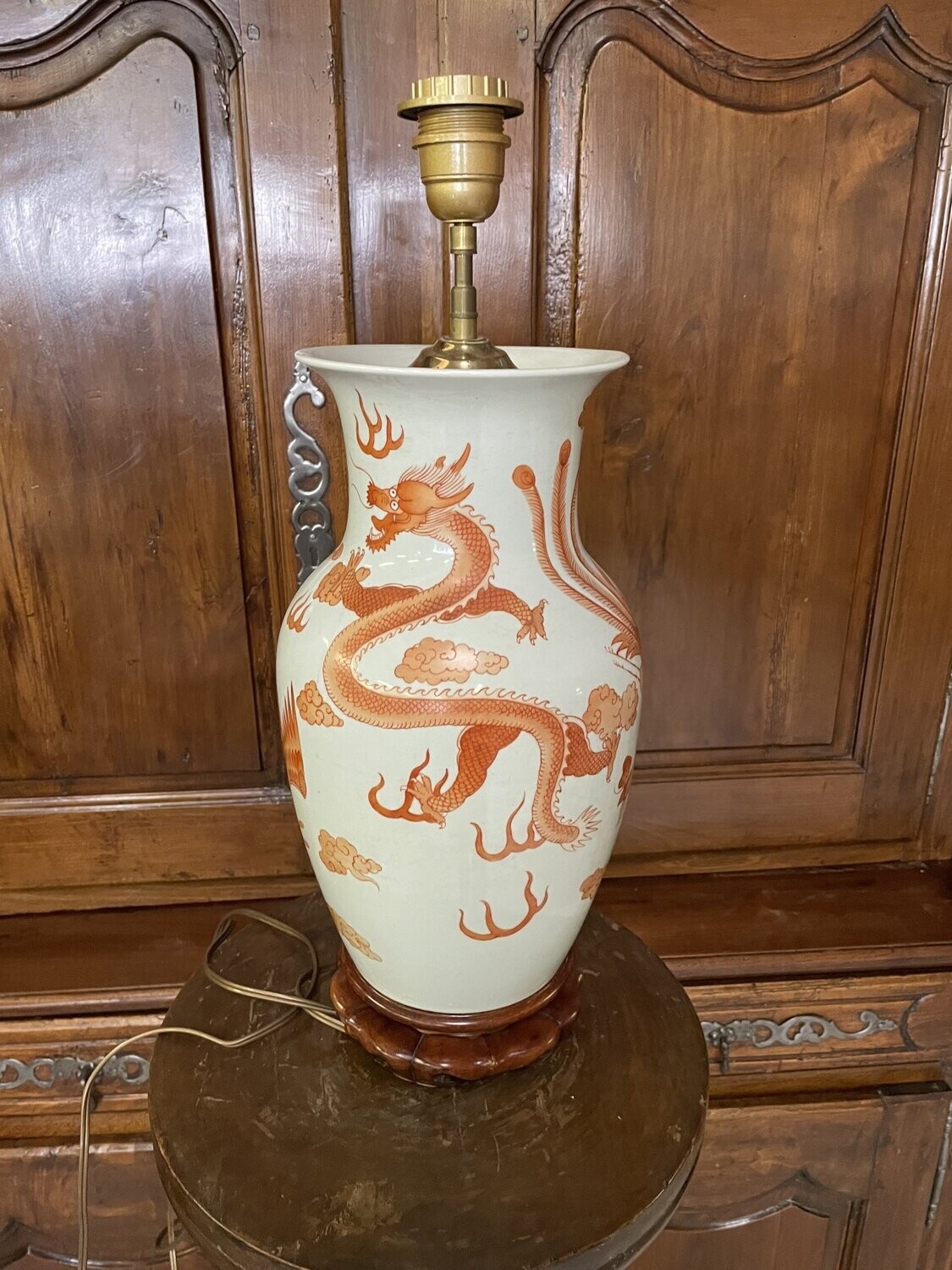 CHINE Lampe en porcelaine à décor de dragon et phénix, monté en lampe avec diffuseur, H avec socle : 40 cm