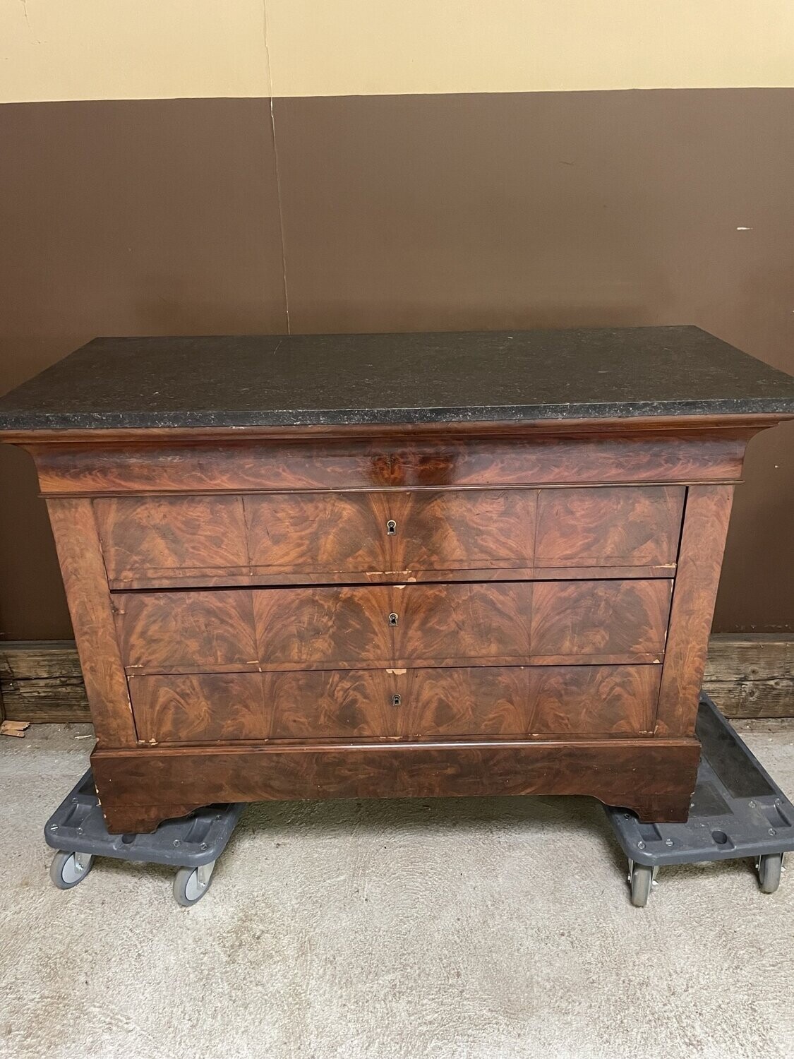 Commode Louis Philippe en acajou et placage d'acajou, dessus marbre noir - Epoque XIXe siècle -95 x 60 x 133 cm