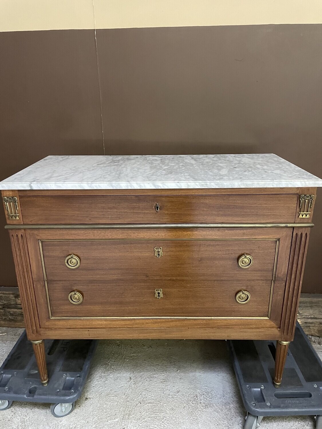 Elégante commode avec dessus marbre blanc - 87 x 109 x 51