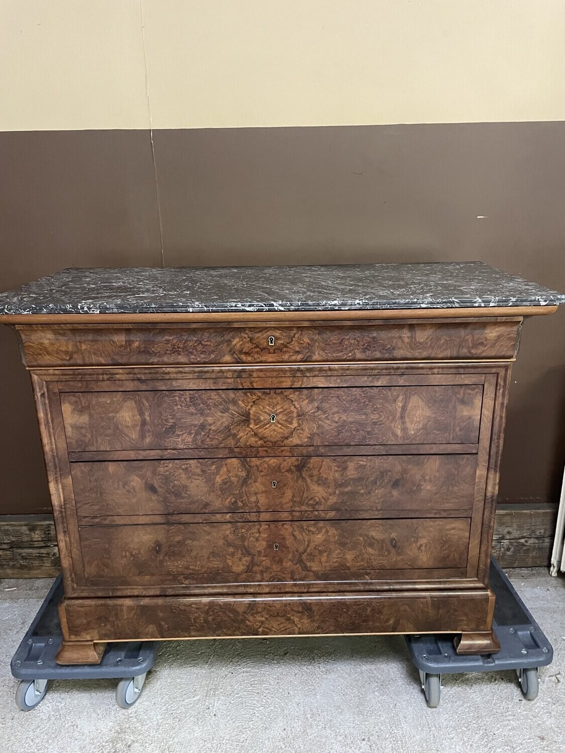 Commode Louis Philippe en placage de loupe de noyer dessus marbre gris sainte-anne - Epoque XIXe siècle - 97,5 x 130 x 60 cm N*72579