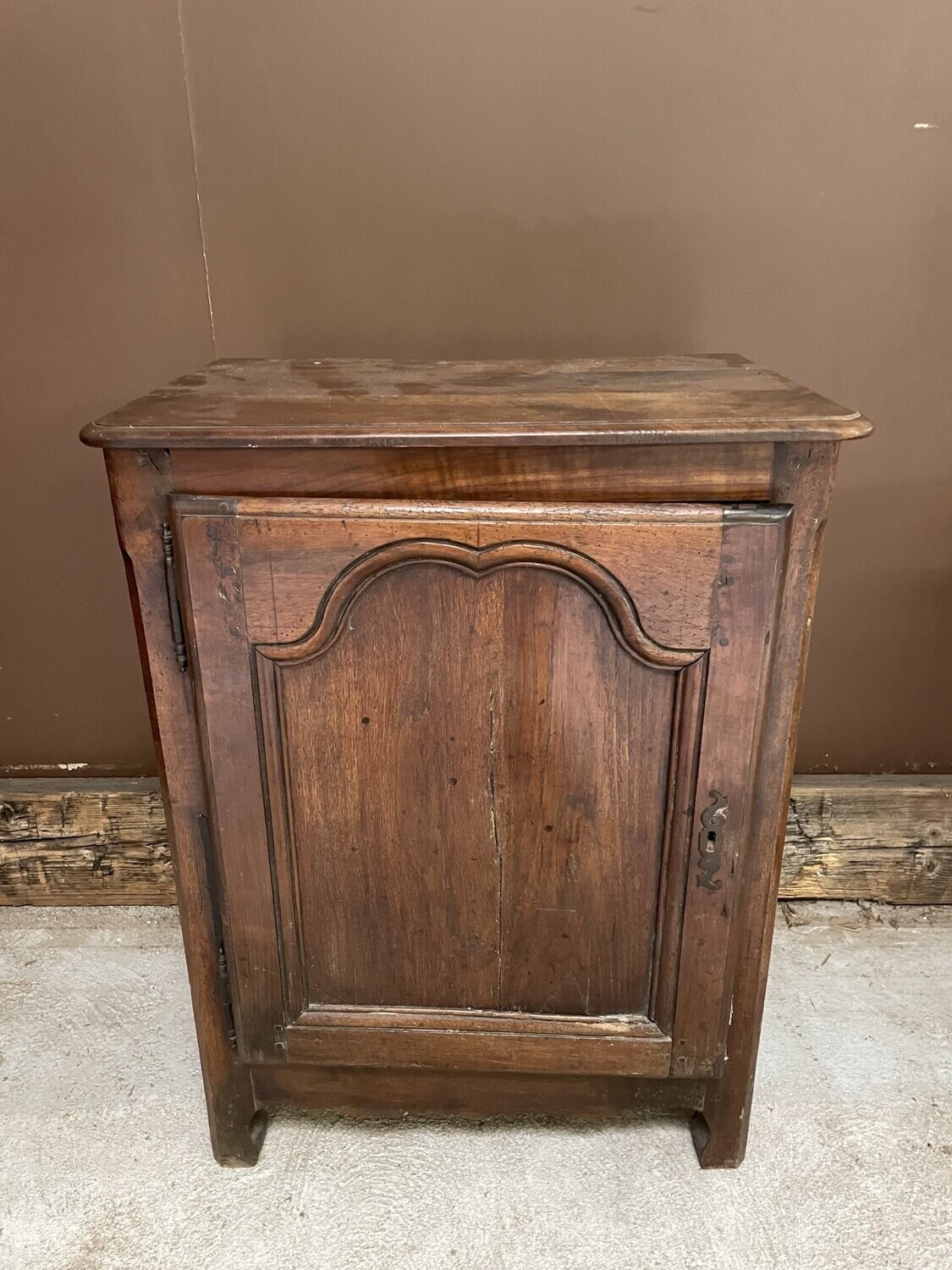 Petit buffet en bois avec une porte - 99 x 52 x 76 cm