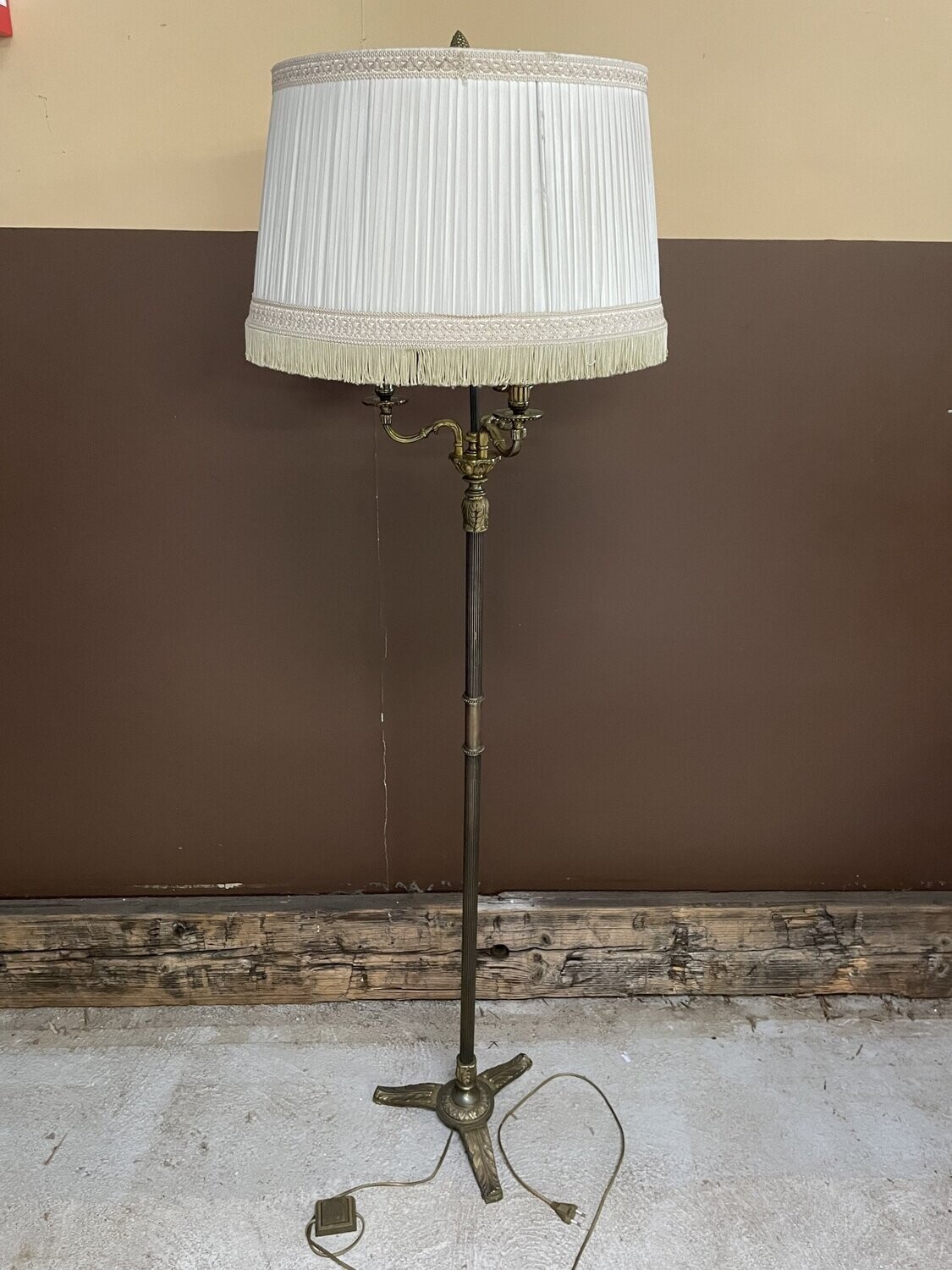 Lampadaire en métal doré - H 176 cm