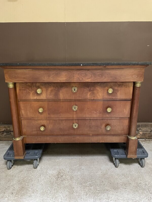 Commode Empire à colonnes détachées à quatre rangs de tiroirs, dessus marbre gris - 96 x 130 x 65 cm