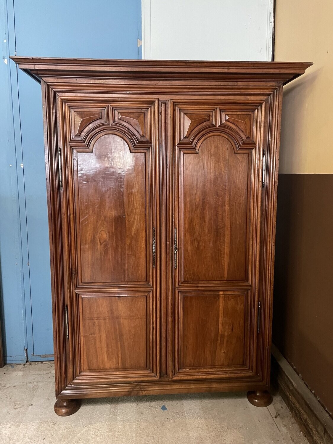 Armoire à deux portes moulurées en noyer, pieds boule - 218 x 143 x 64 cm, rustique LXIV