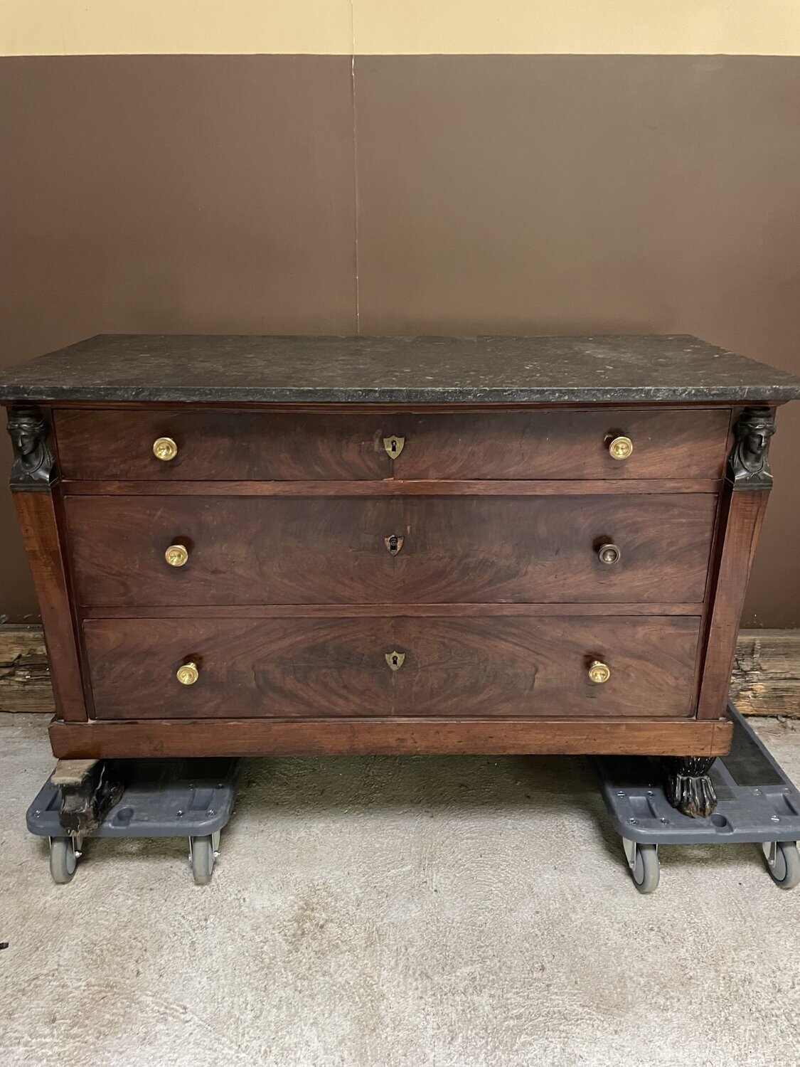 Commode en bois avec dessus marbre gris, les pieds en forme de griffe - 84 x 132 x 62 cm