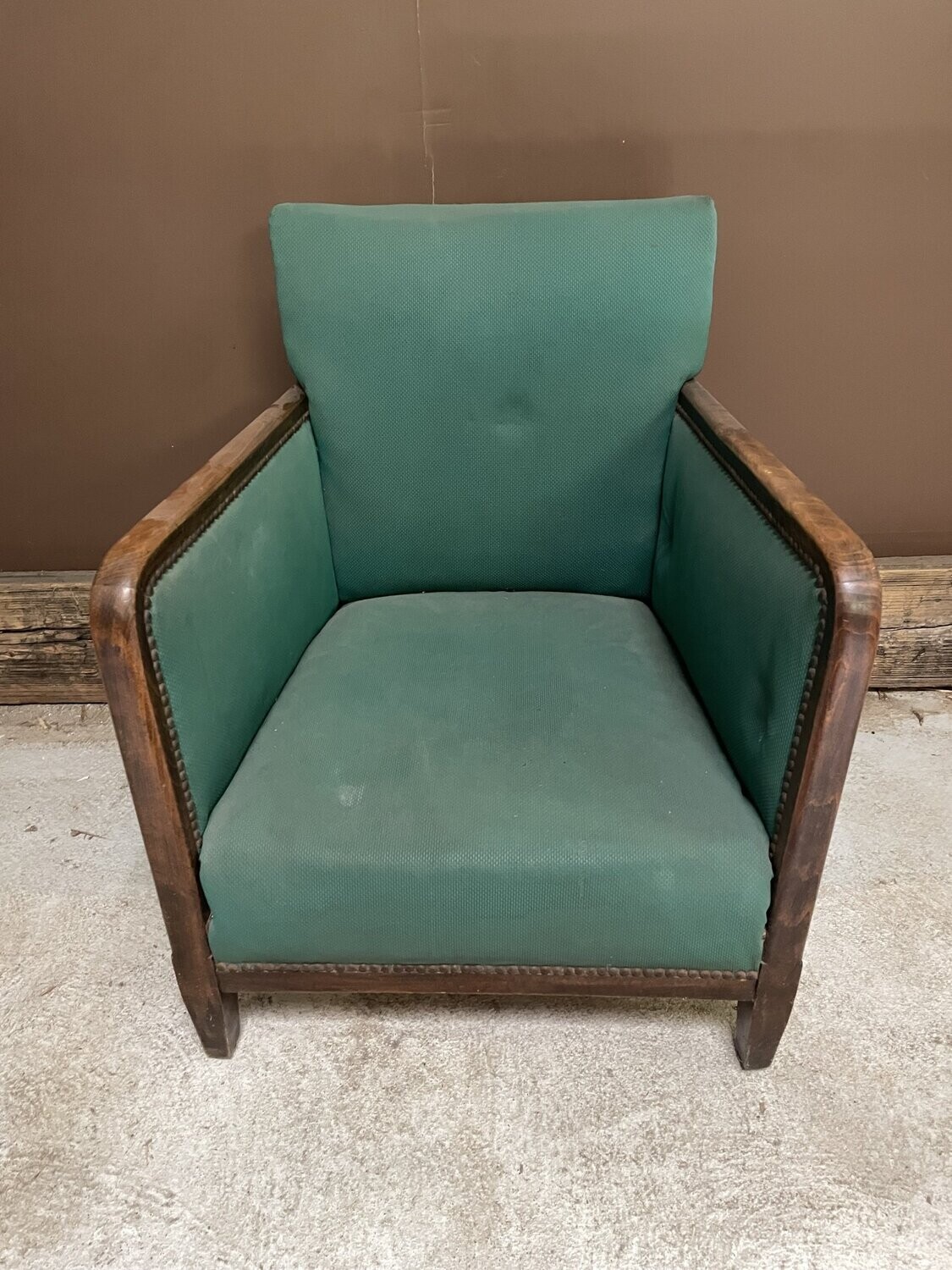 Fauteuil en bois avec garniture de tissu vert