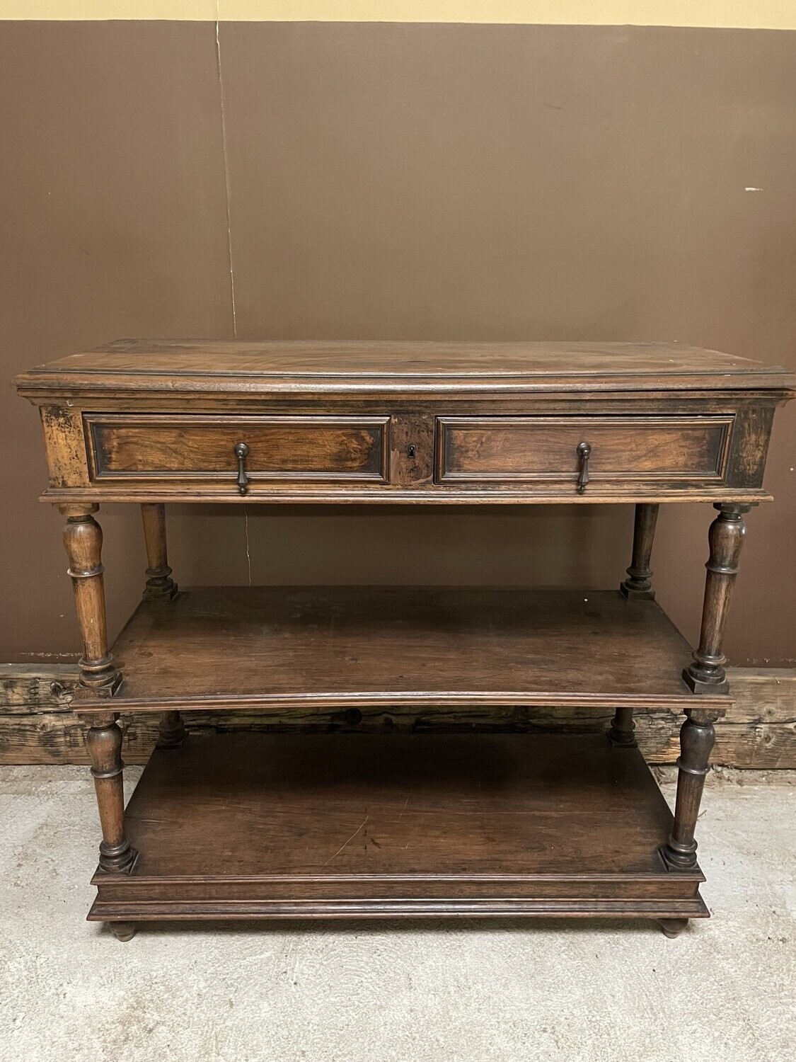 Desserte en noyer mouluré et sculpté, à plateau d’entrejambe, ouvrant à deux tiroirs en ceinture XIXème siècle. H_101 cm L_109 cm P_45 cm