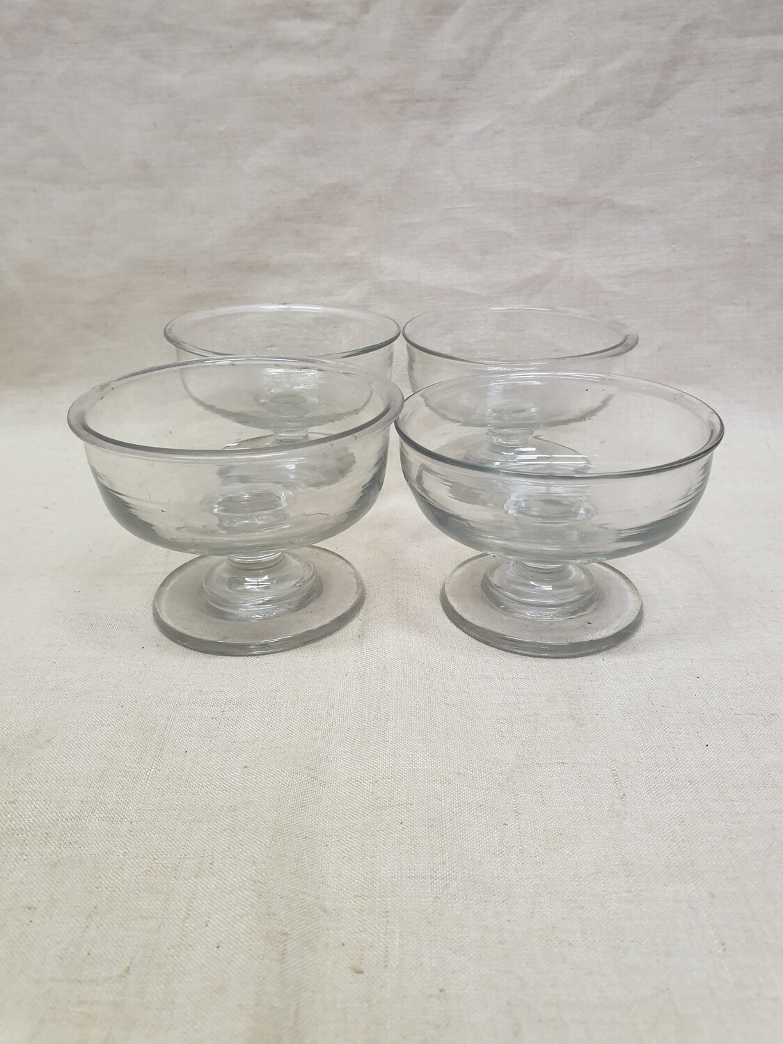 Quatre coupes en verre