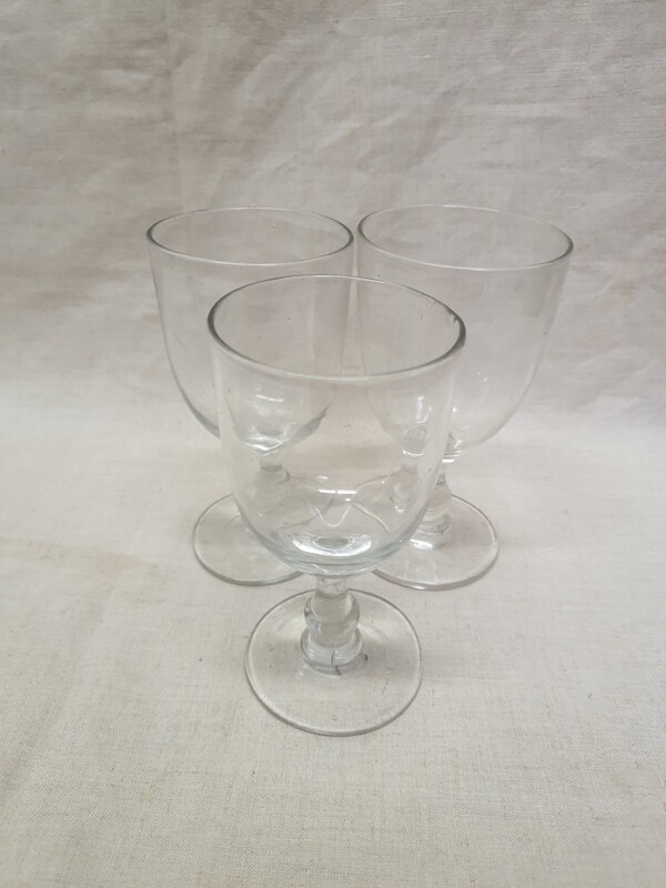 Trois verres à pied ancien
