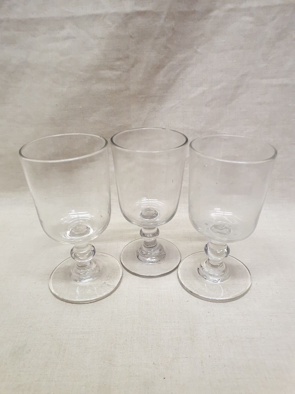 Trois verres à pied ancien