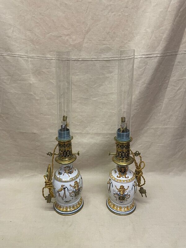 Paire de lampes à pétrole à fut en faience de Gien à décor de grotesque ocre et armoirie  - hauteur totale : 57.5 cm
