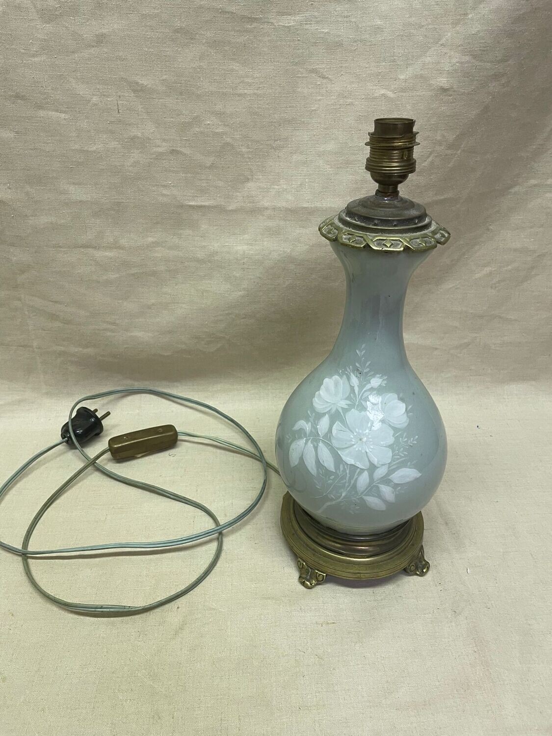 Pied de lampe vert céladon à décor floral - 29 cm