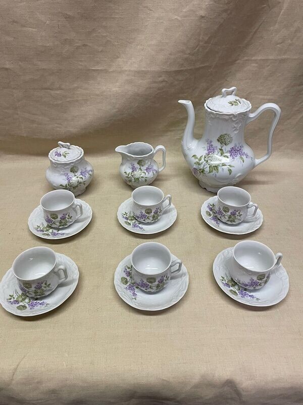 Service à café en porcelaine à décor de lilas - 1 théière, 1 sucrier, un pot à lait et 6 tasses avec leurs sous-tasse