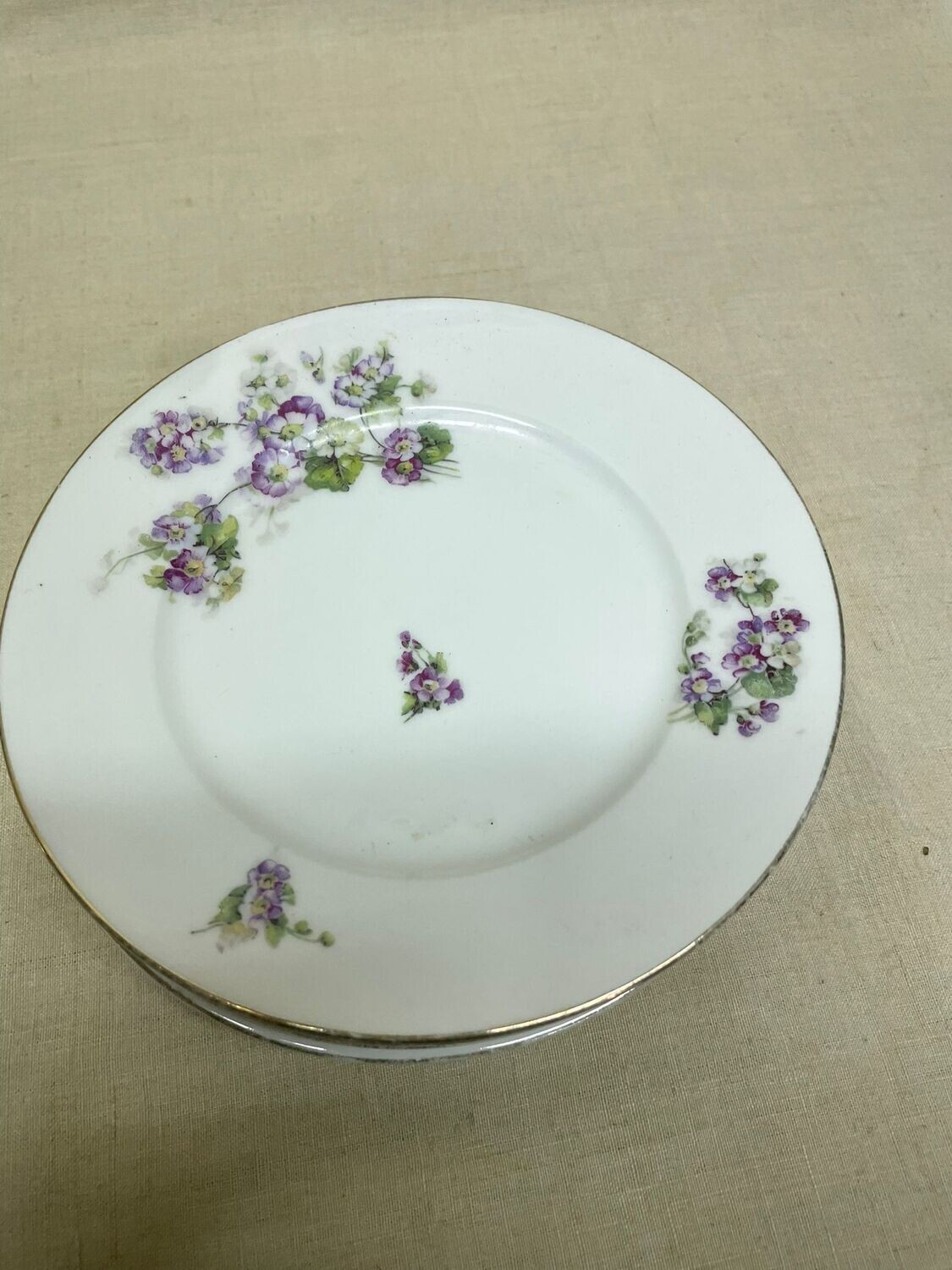 Cinq assiettes à décor floral et argenté